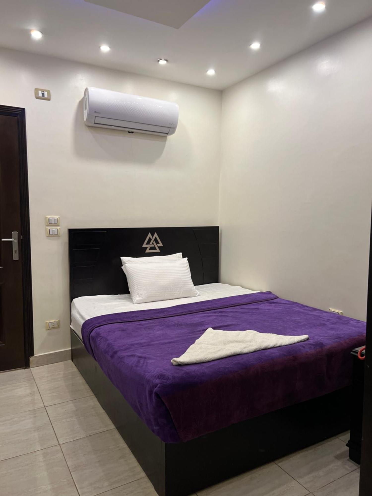 Pyramids And Sphinx Hotel Kafret el-Gabal