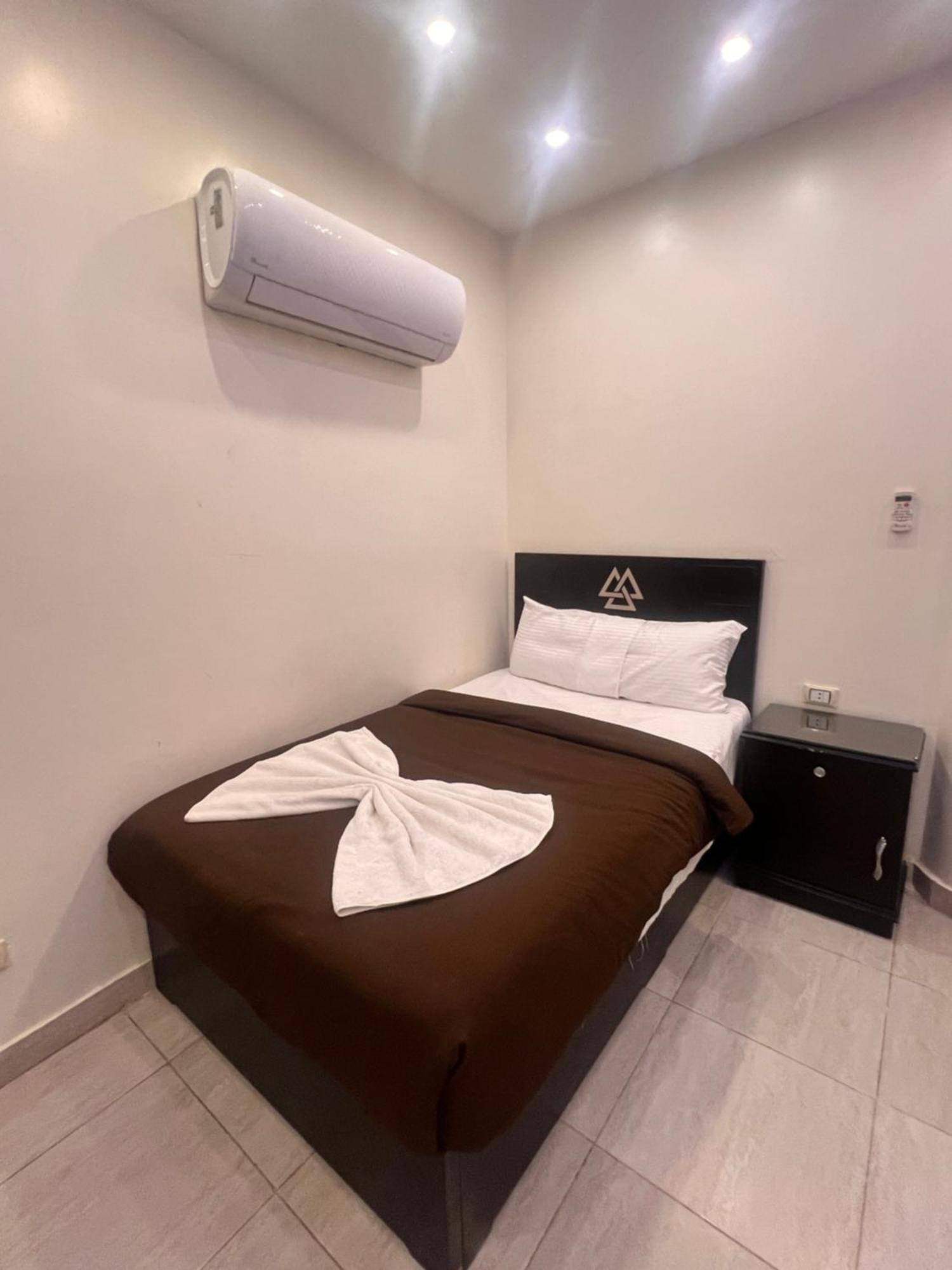 Pyramids And Sphinx Hotel Kafret el-Gabal