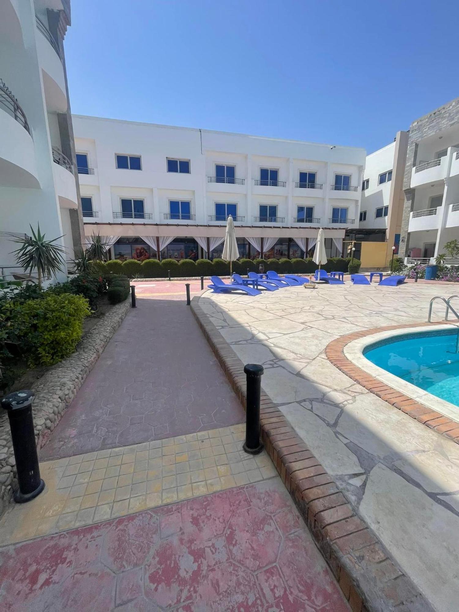 Furnished & Kitchen Seaview Beachfront Near Airport Apartment *