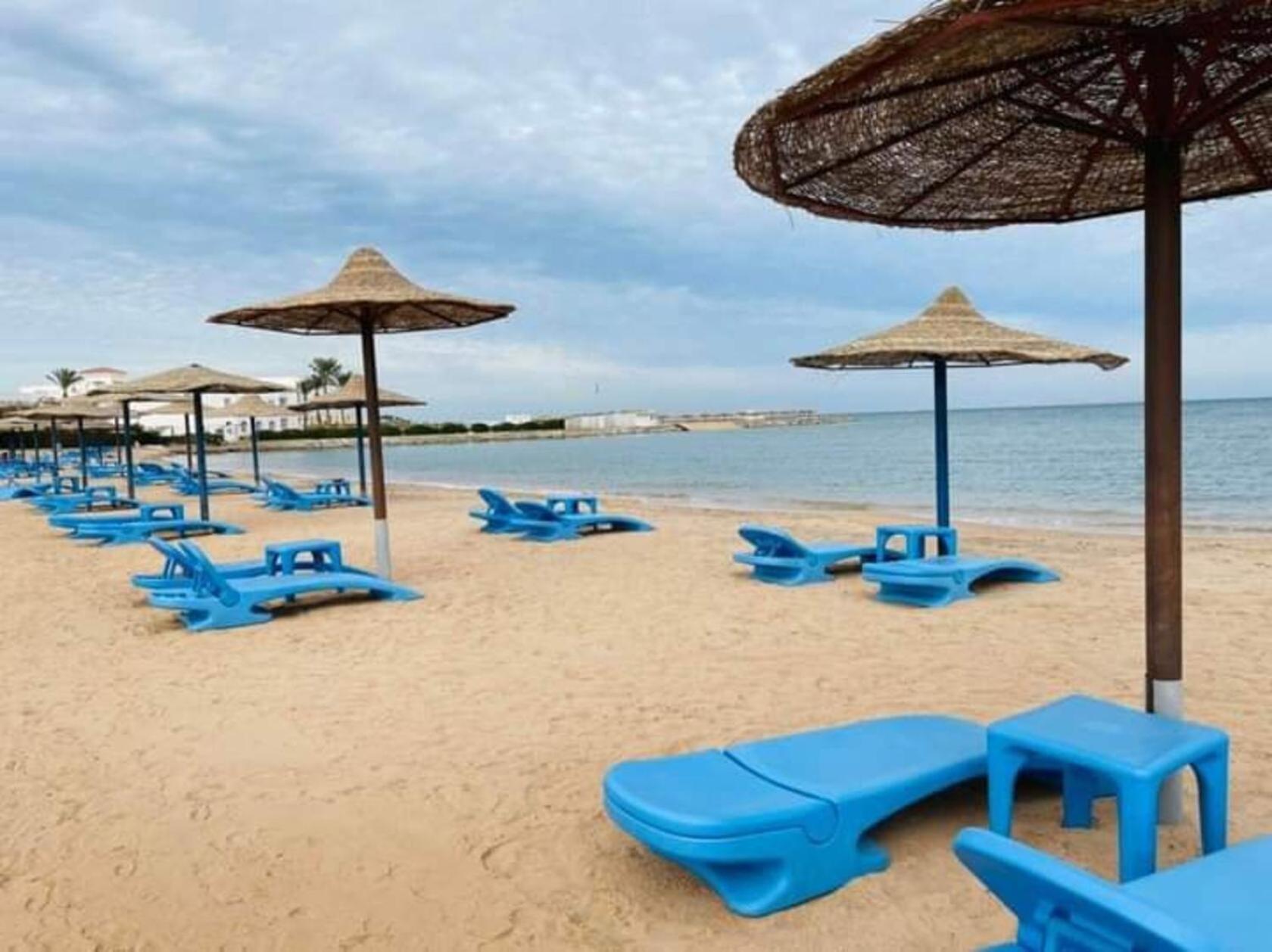Furnished & Kitchen Seaview Beachfront Near Airport Apartment