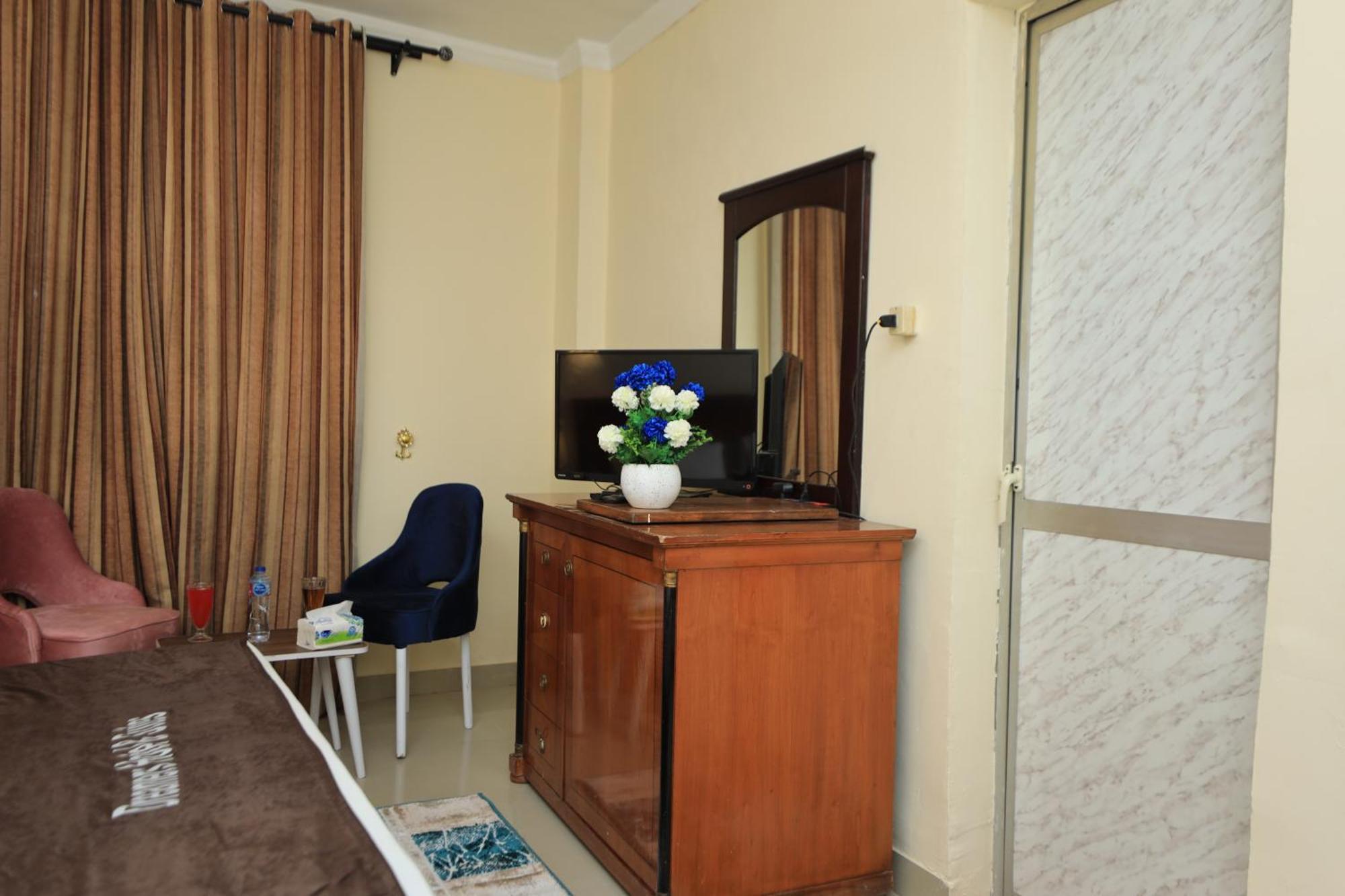 No Name Otel Giza