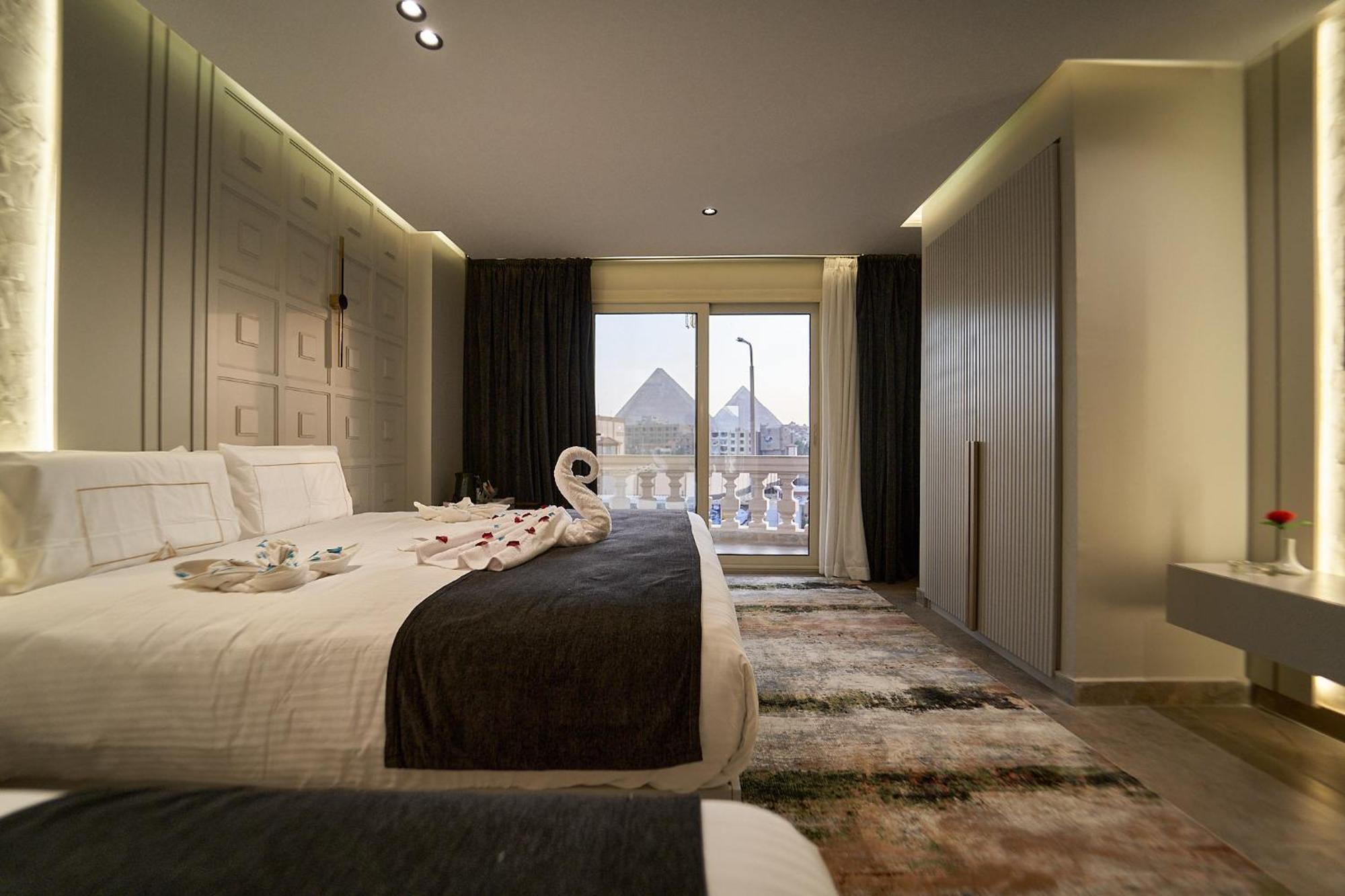 Pyramids Charm 3*