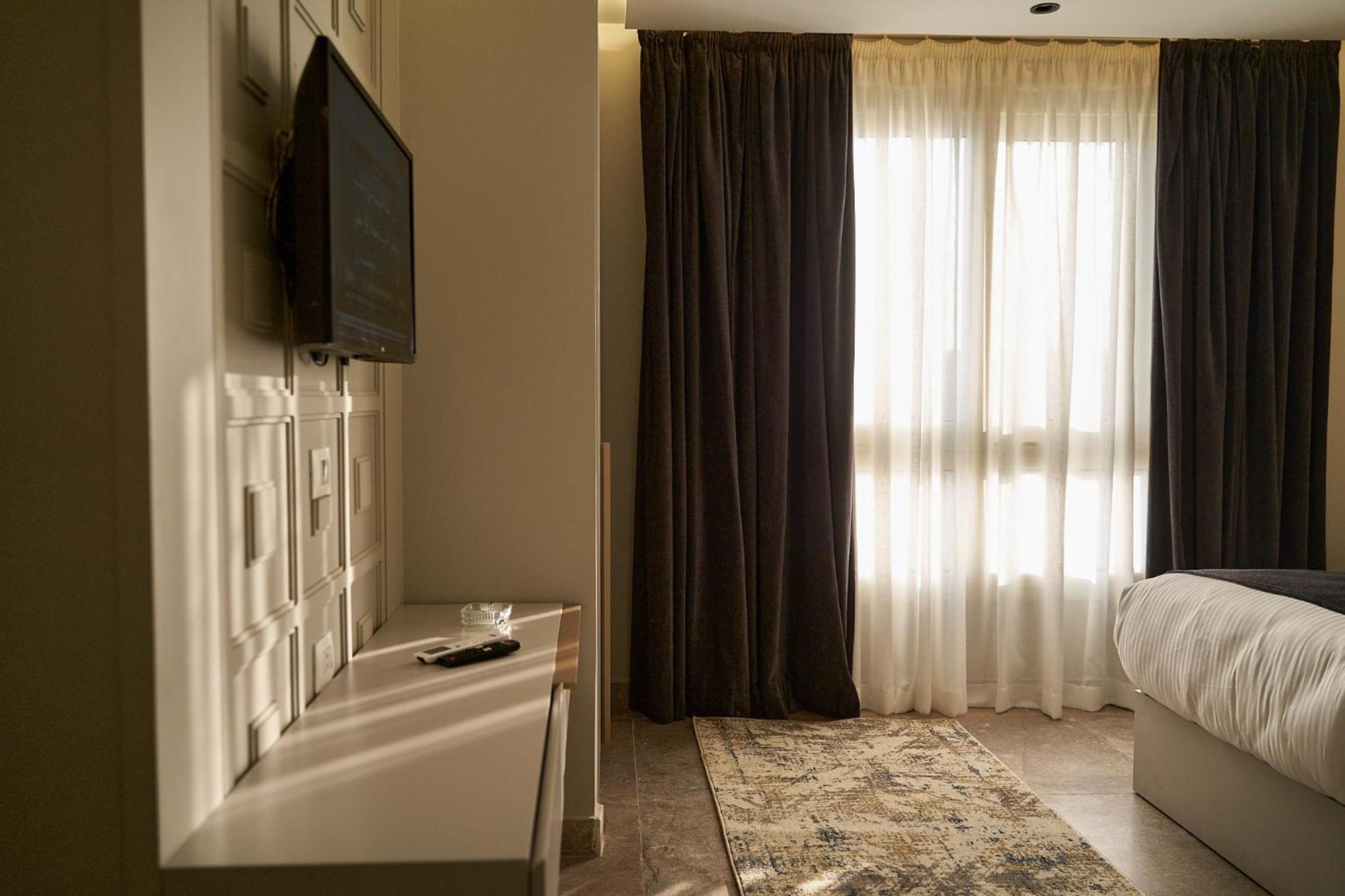 Pyramids Charm 3*