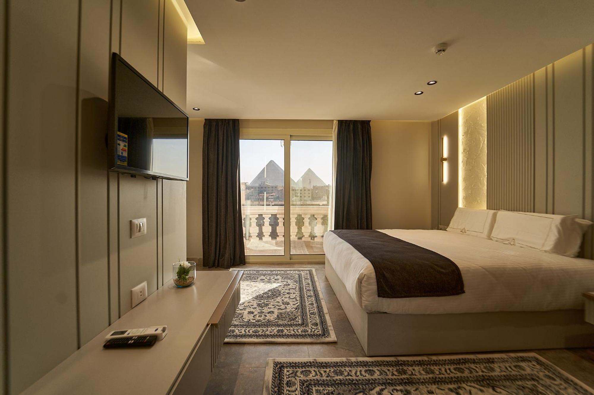 Pyramids Charm 3*