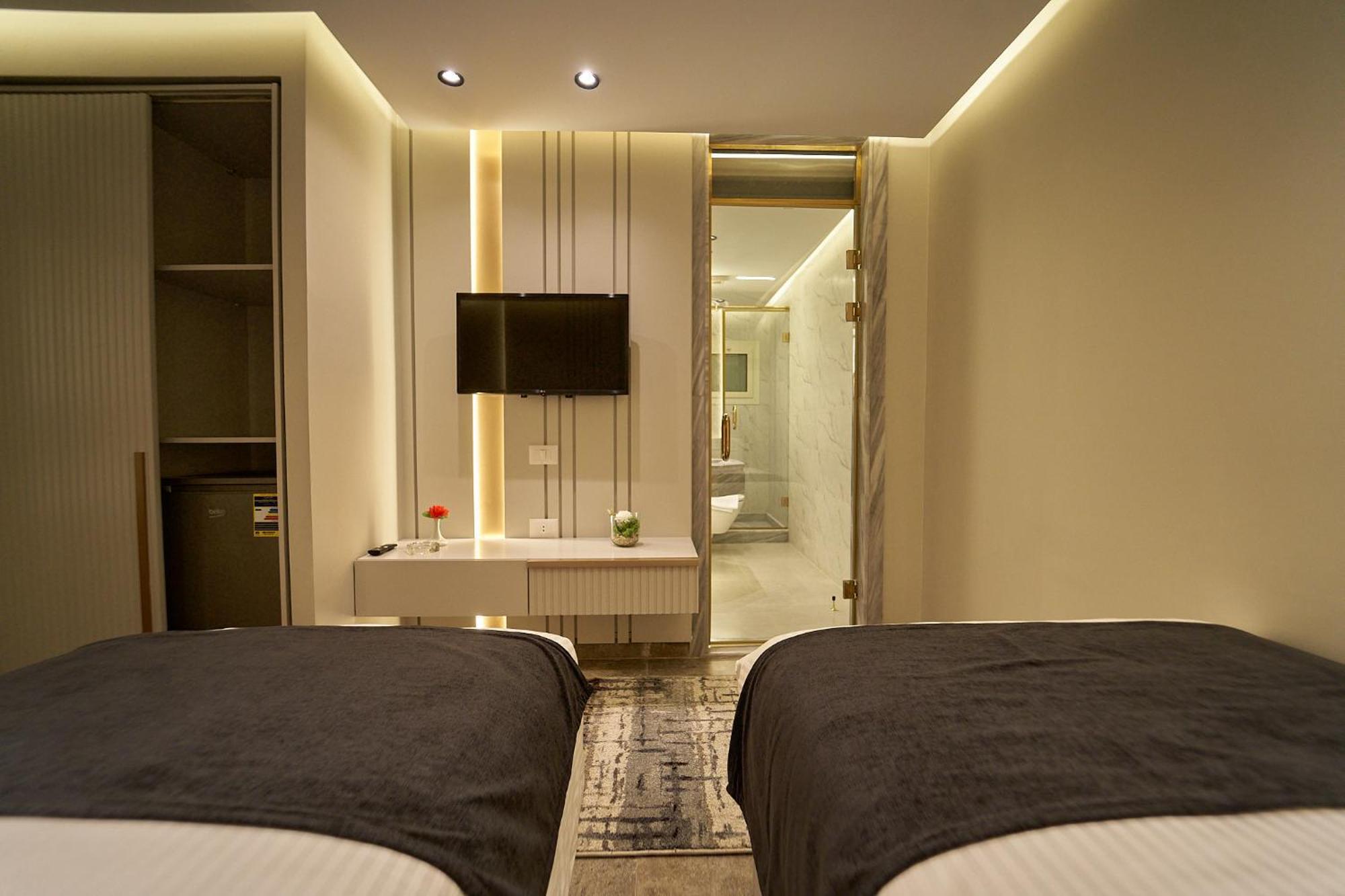 Pyramids Charm 3*