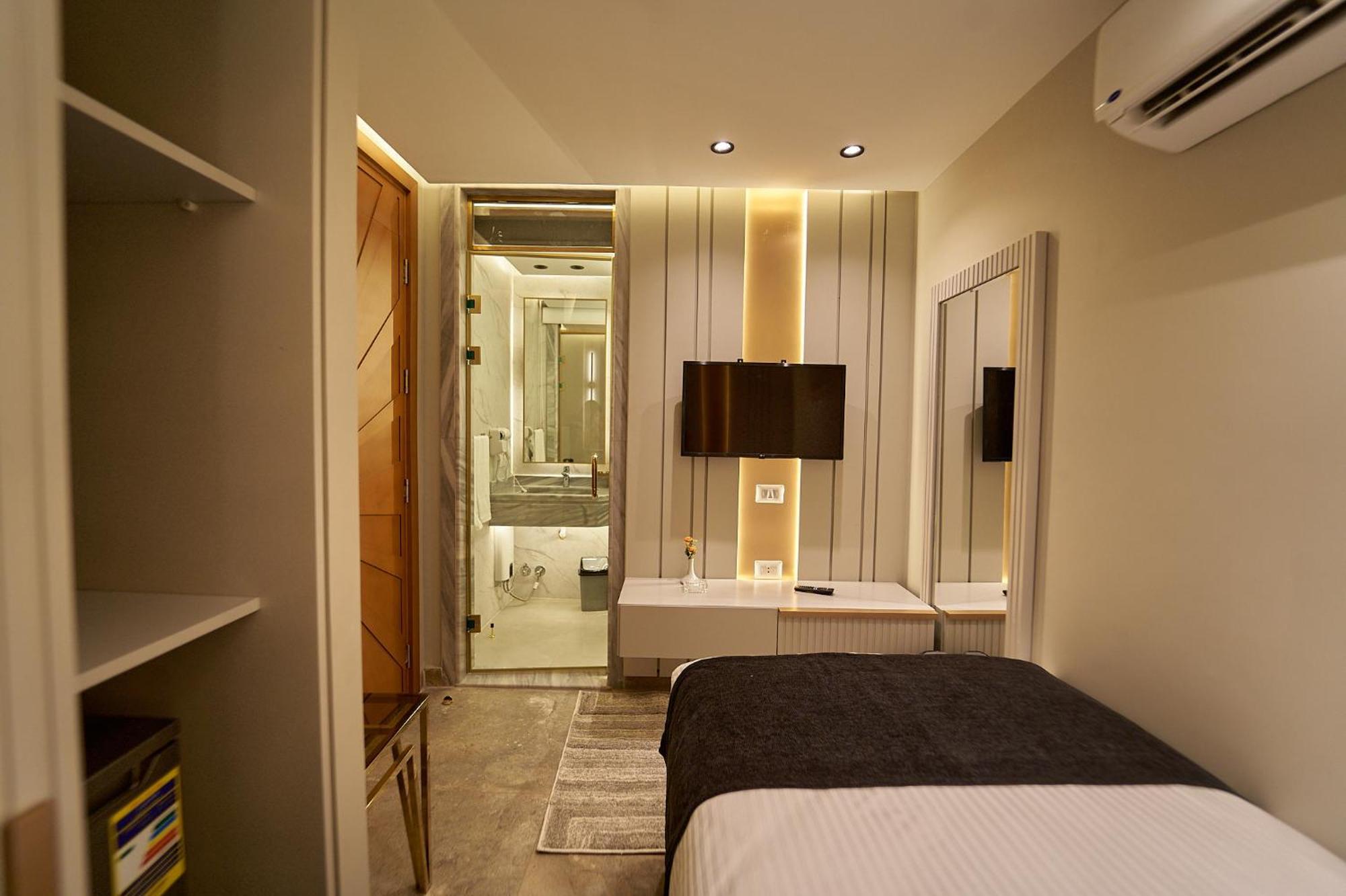 Hotel Pyramids Charm 3*