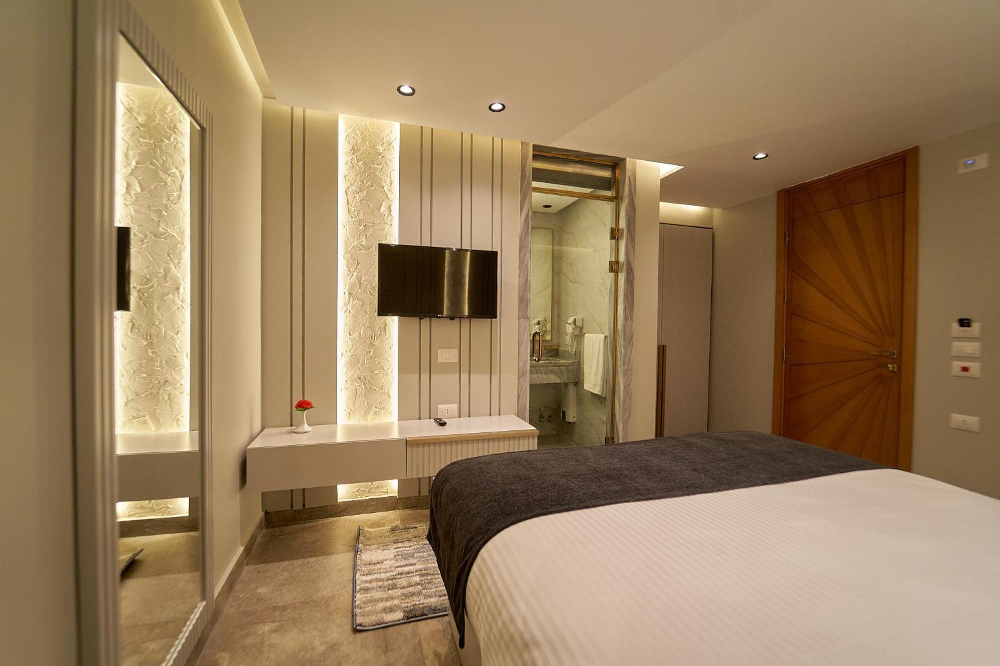 Pyramids Charm 3*