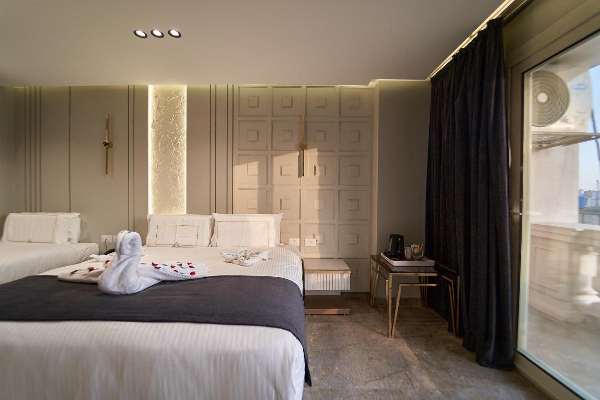 Pyramids Charm Al Kawm al Akhdar