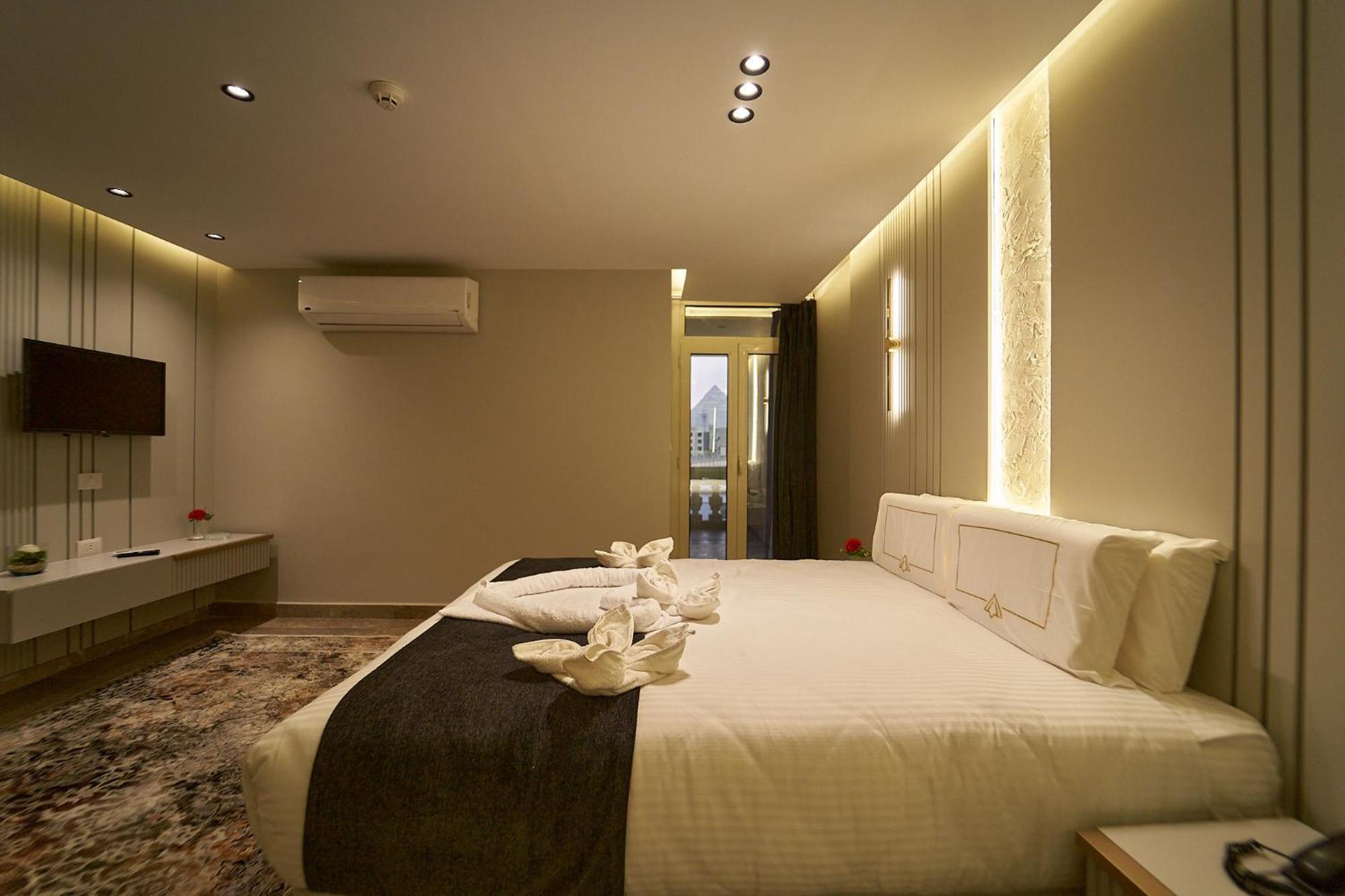 Pyramids Charm 3*