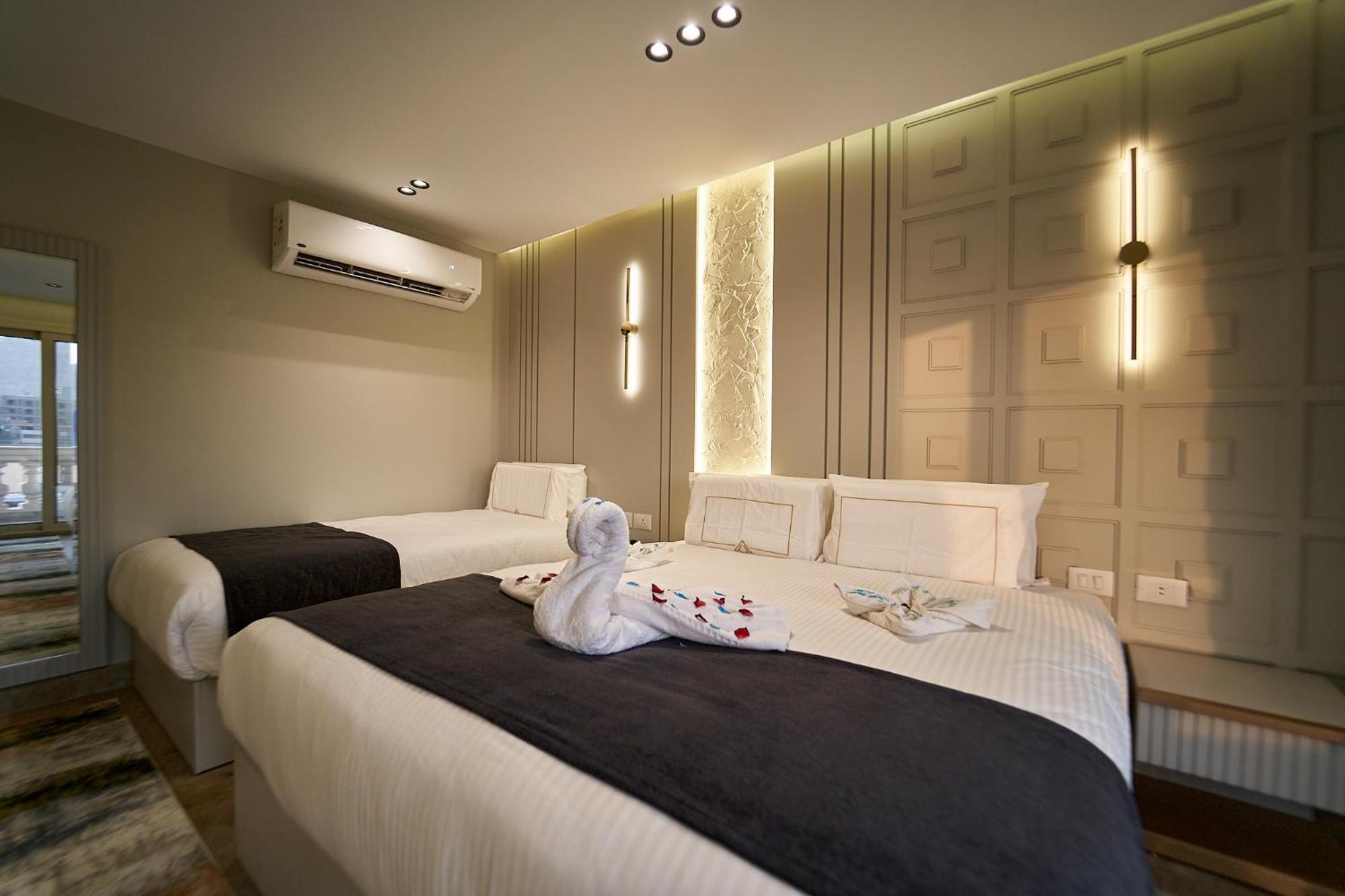 Pyramids Charm Al Kawm al Akhdar