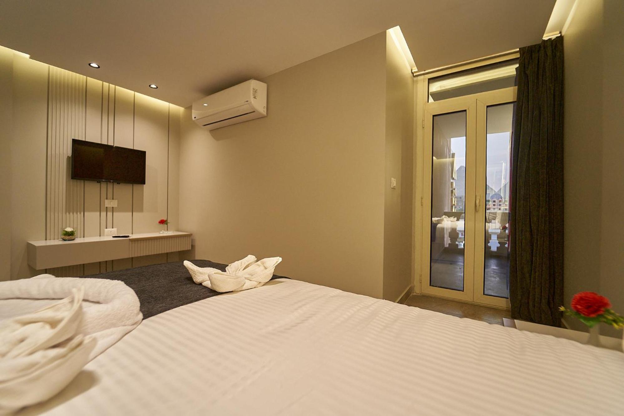 Pyramids Charm 3*