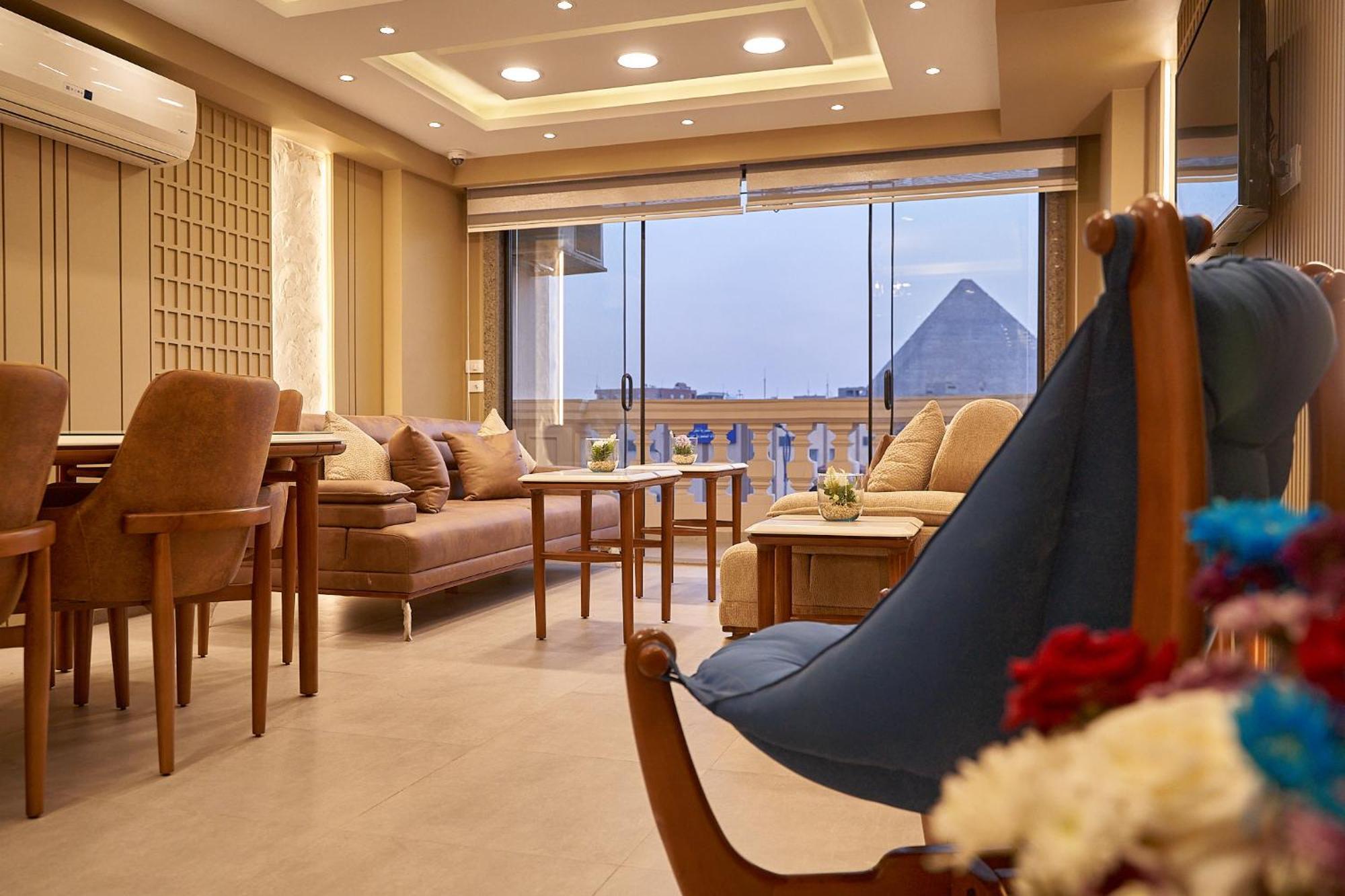 Pyramids Charm 3*