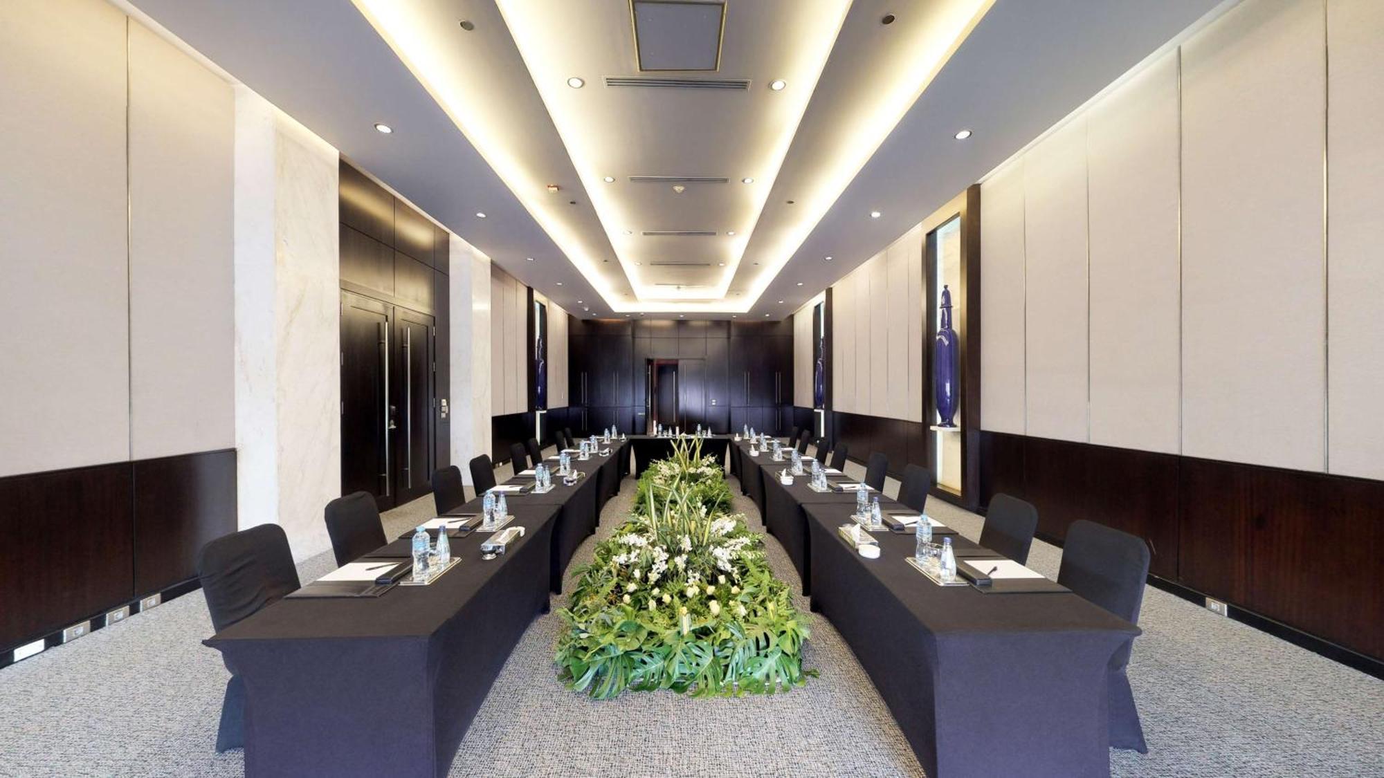 Dusit Thani Lakeview 5*