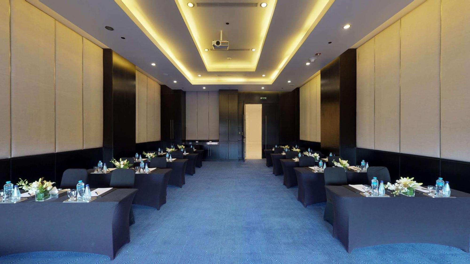 Dusit Thani Lakeview Hotel Cairo