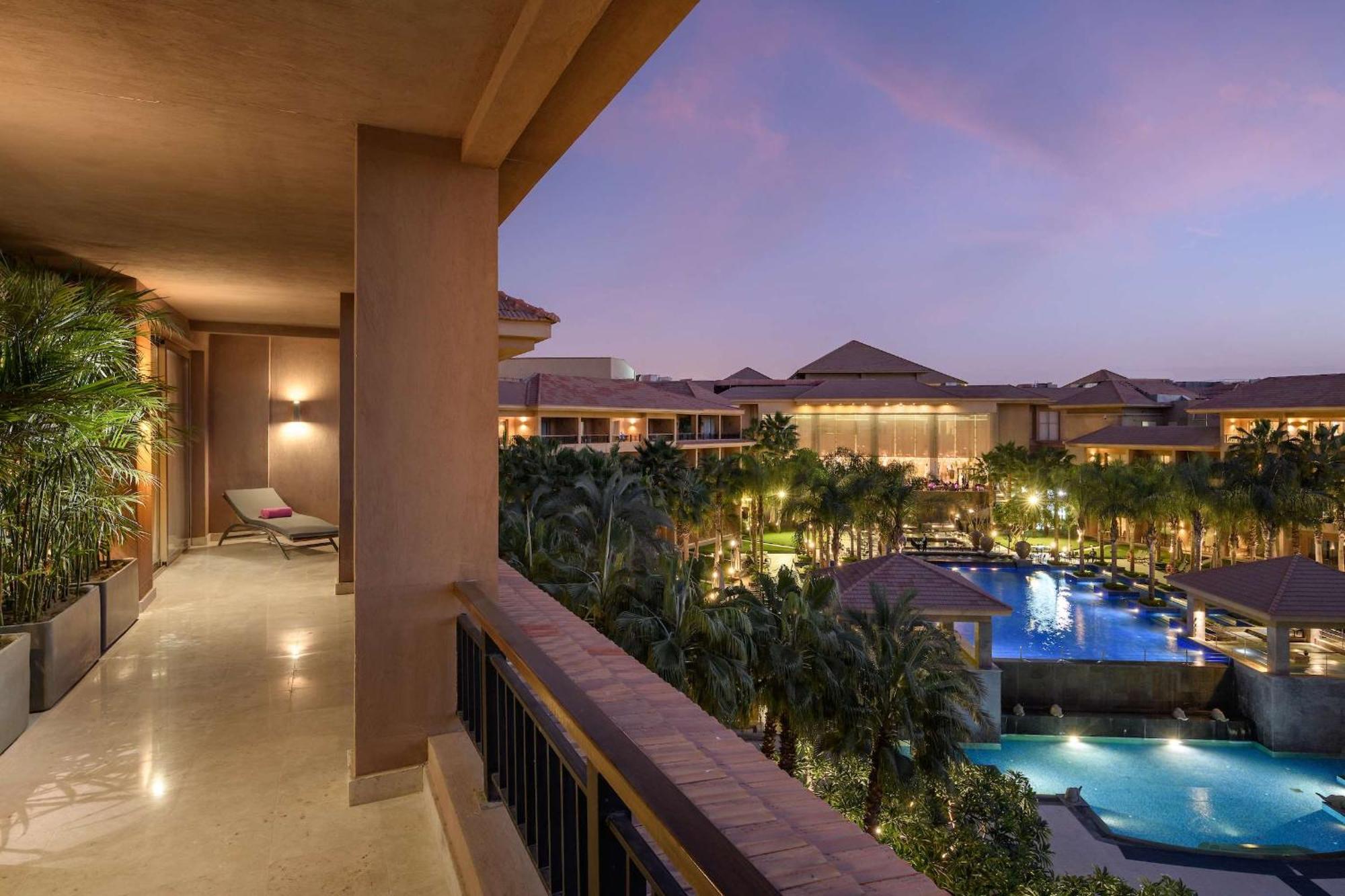 Dusit Thani Lakeview 5* Cairo