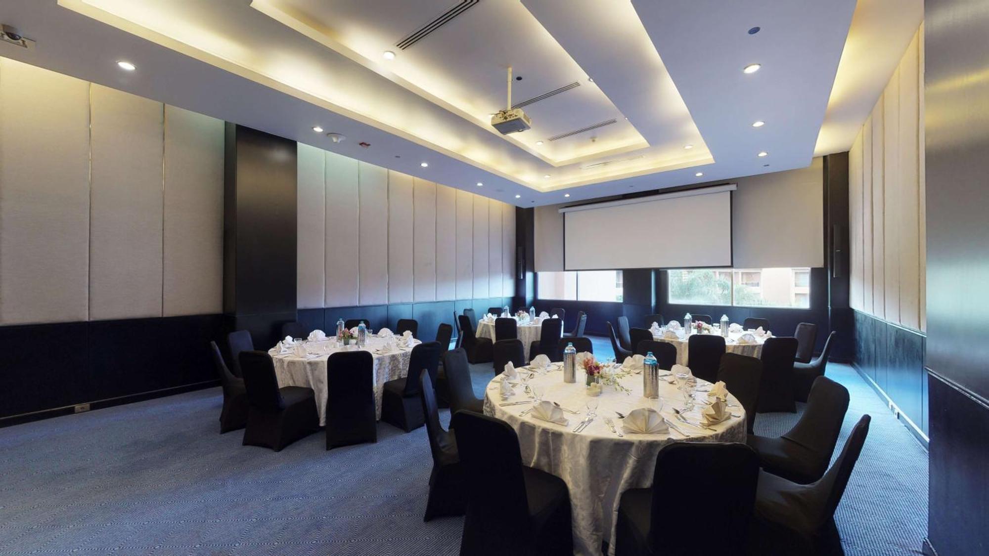 Dusit Thani Lakeview