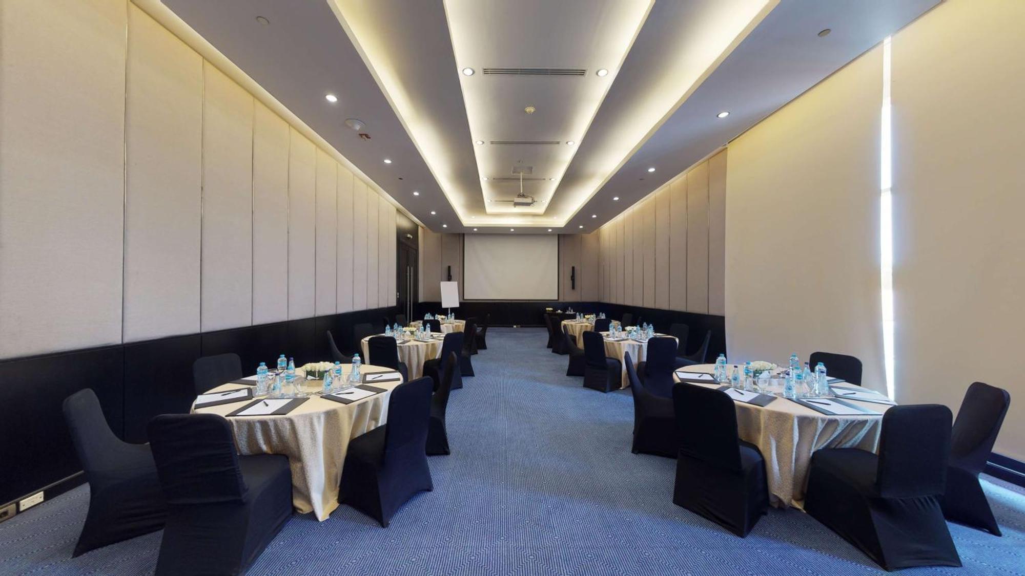 Dusit Thani Lakeview Hotel