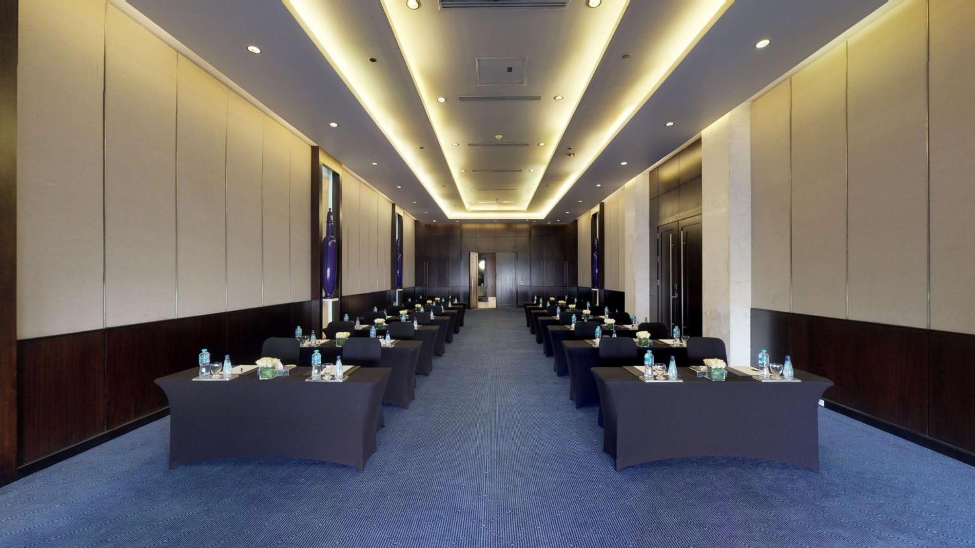 Dusit Thani Lakeview 5*