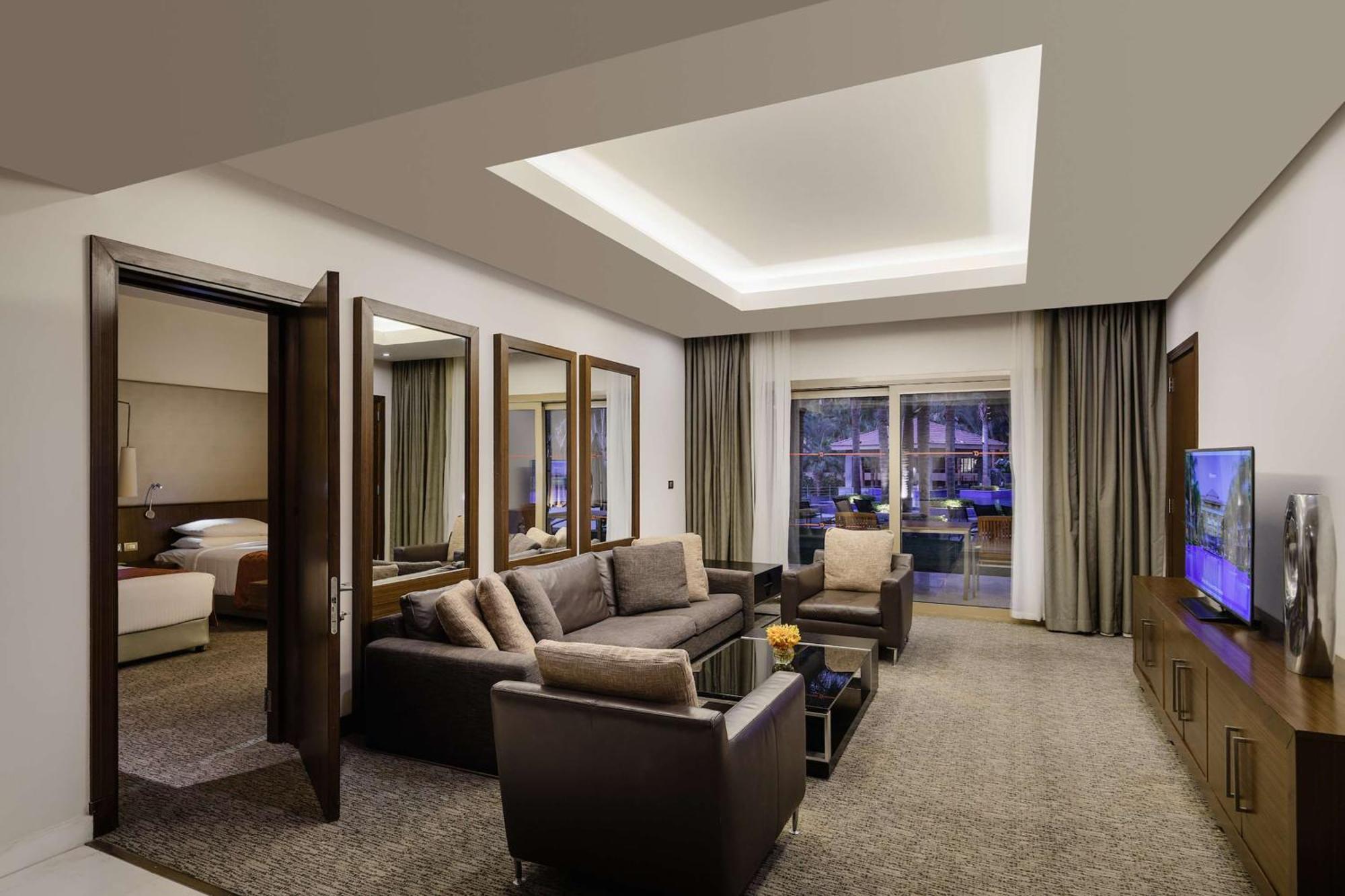 Hotel Dusit Thani Lakeview 5*