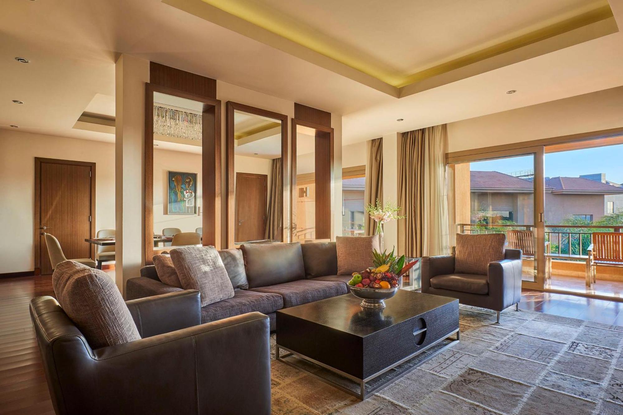 Dusit Thani Lakeview 5*