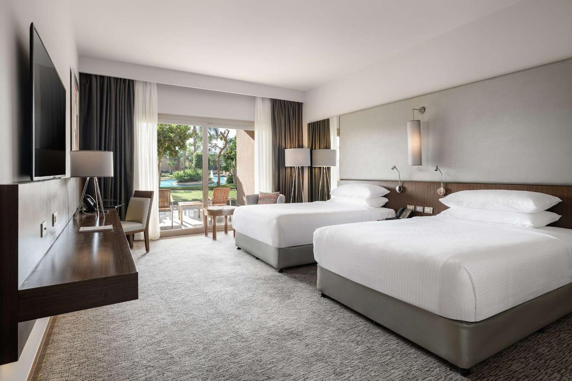 Dusit Thani Lakeview 5* Cairo