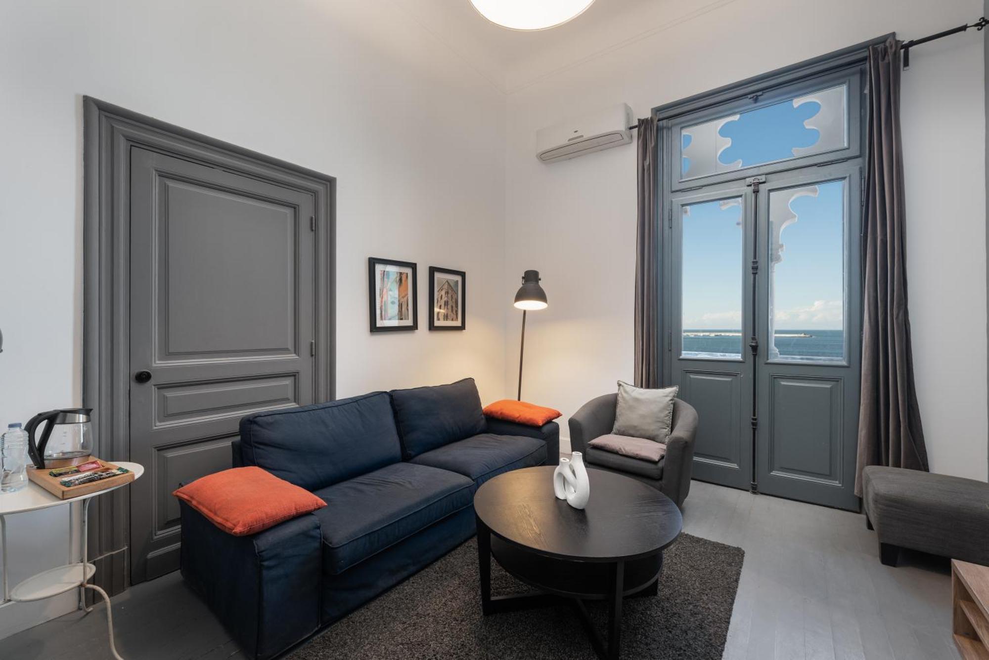 Grey L Corniche Little Venice Apartment *