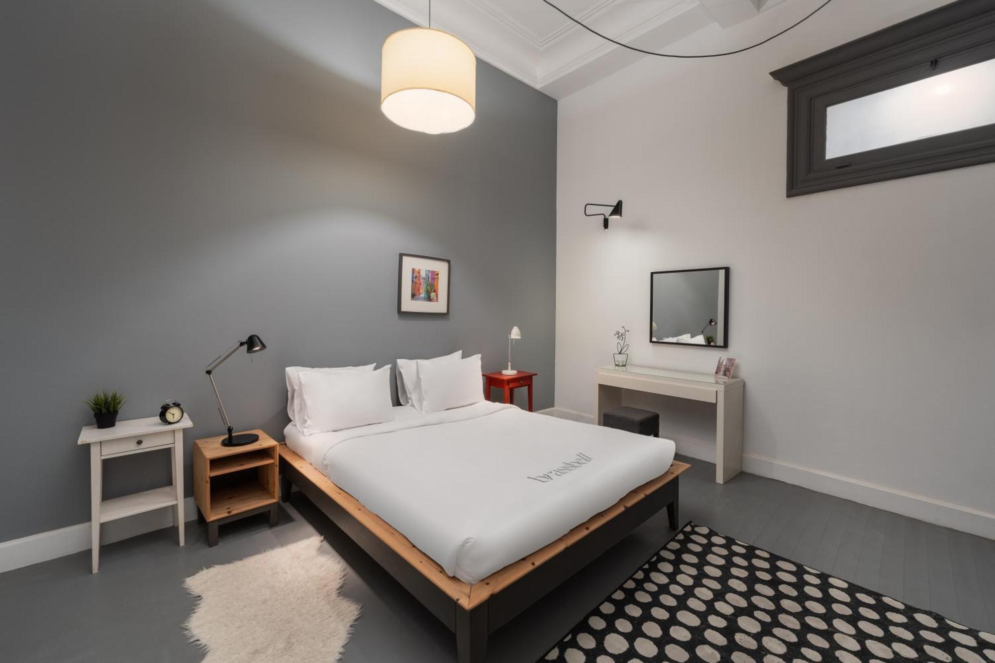 Grey L Corniche Little Venice Apartment