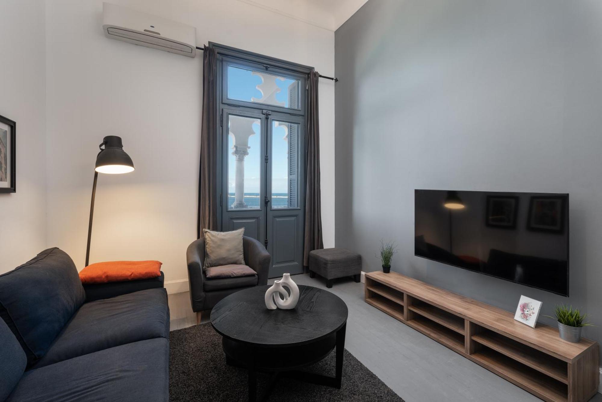 Grey L Corniche Little Venice Apartment