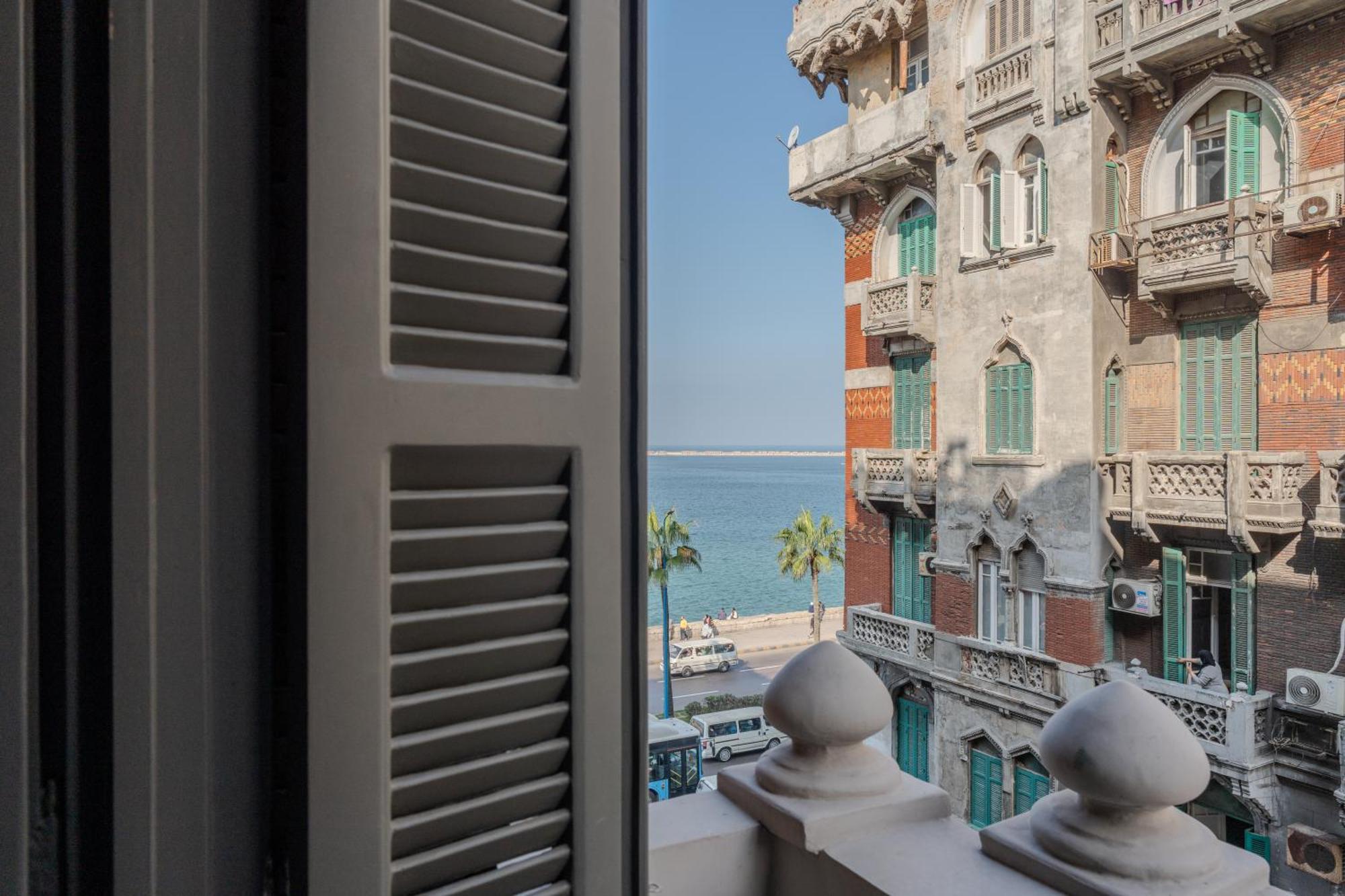 Grey L Corniche *