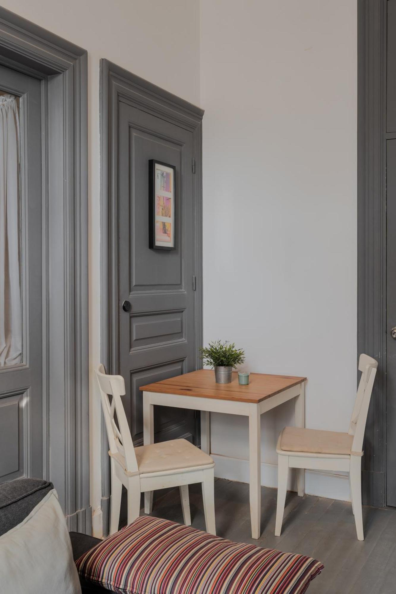 Grey L Corniche Little Venice Apartment