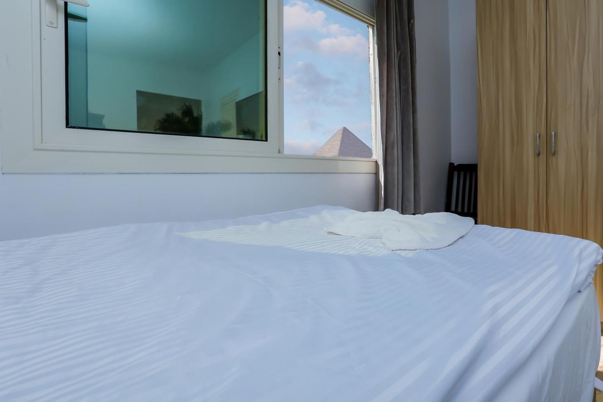 Pyramids Express View Hotel Kafrat al Jabal