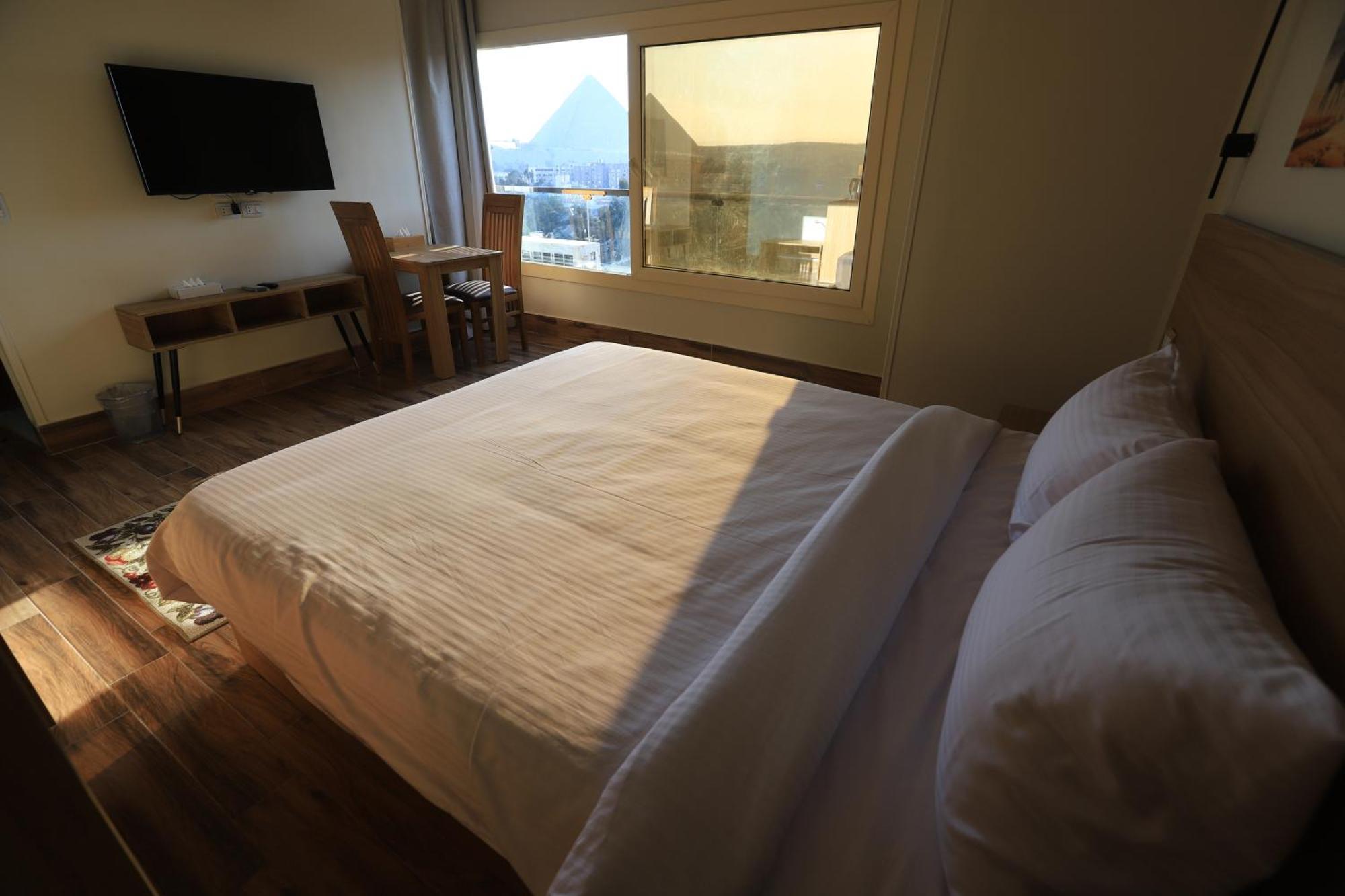 Rosetta Pyramids Hotel *