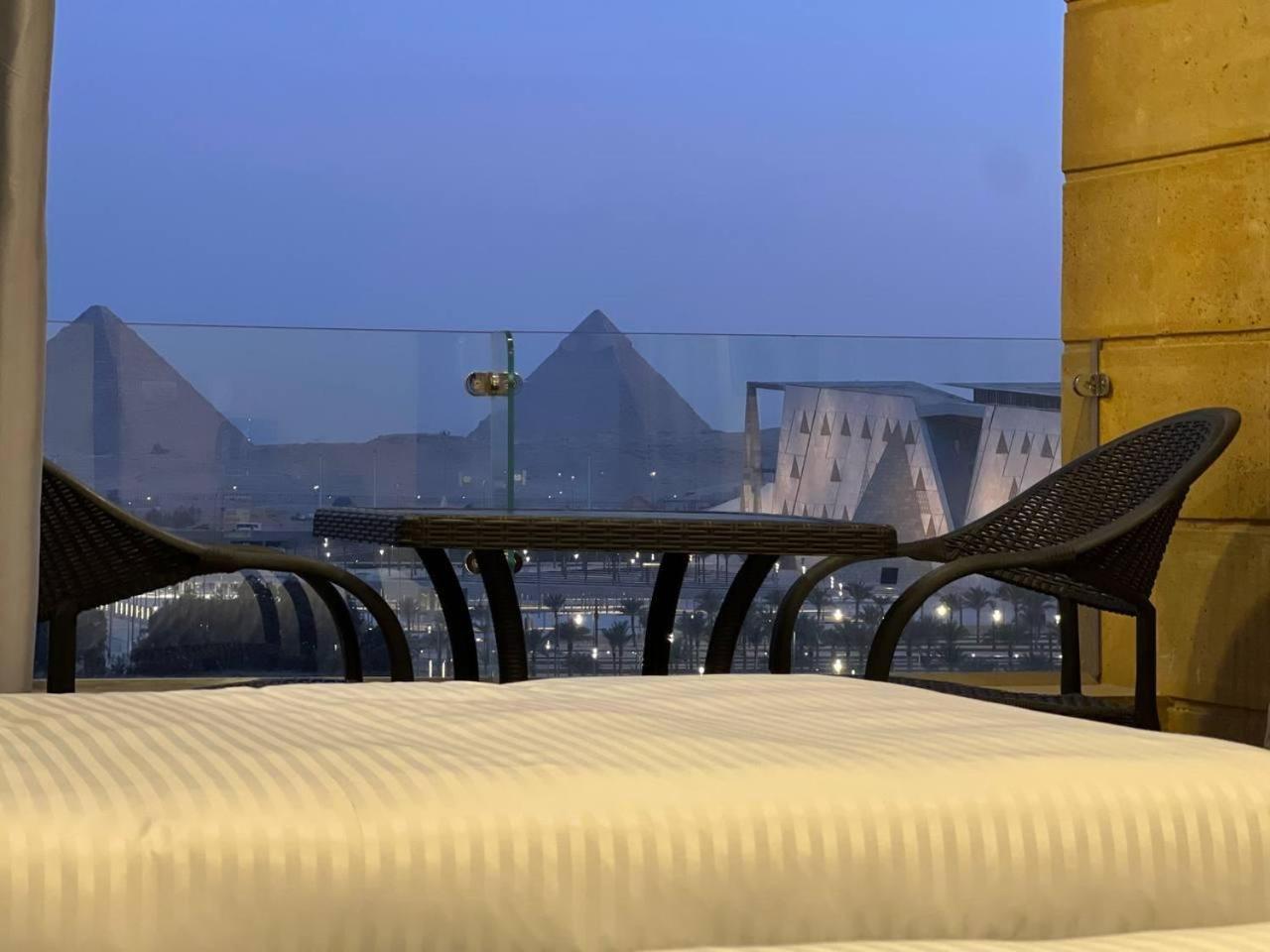 Pyramids View Nazlet el Simman