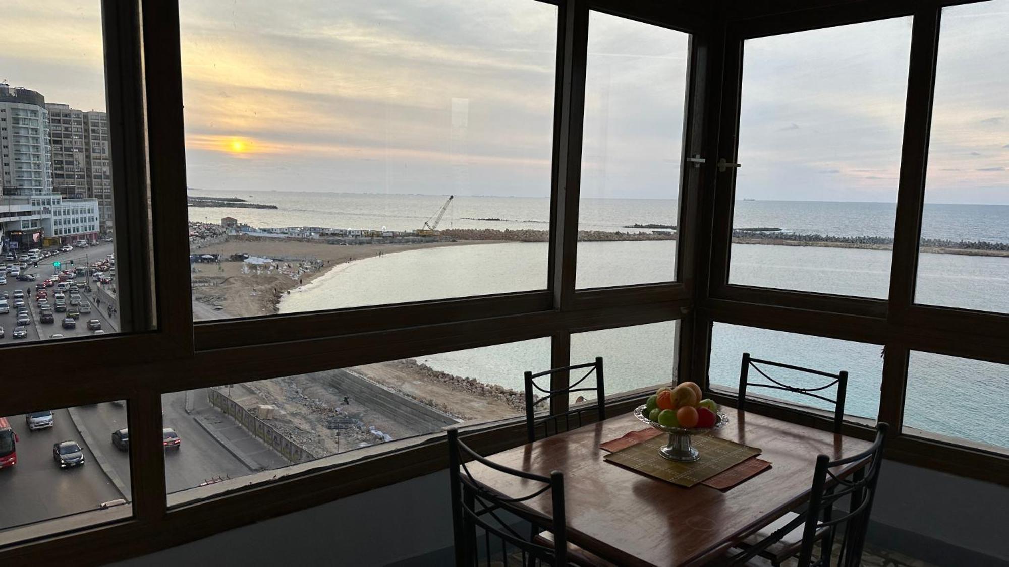 First Row Spacious Seaview Apartment