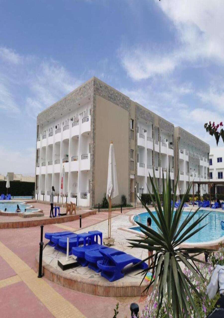 Furnished & Kitchen Seaview Beachfront Near Airport Apartment *