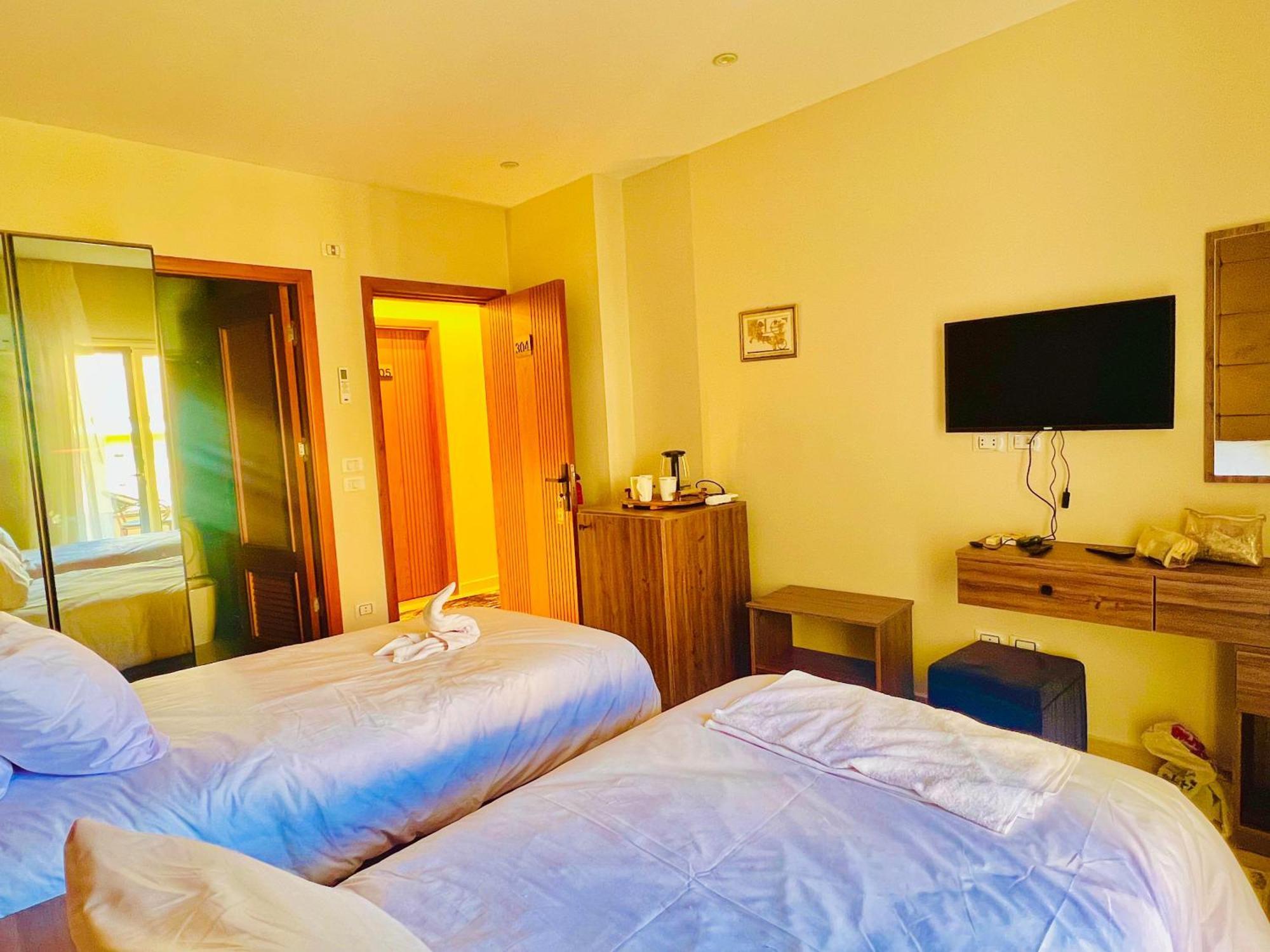 Oro Pyramids View Hotel