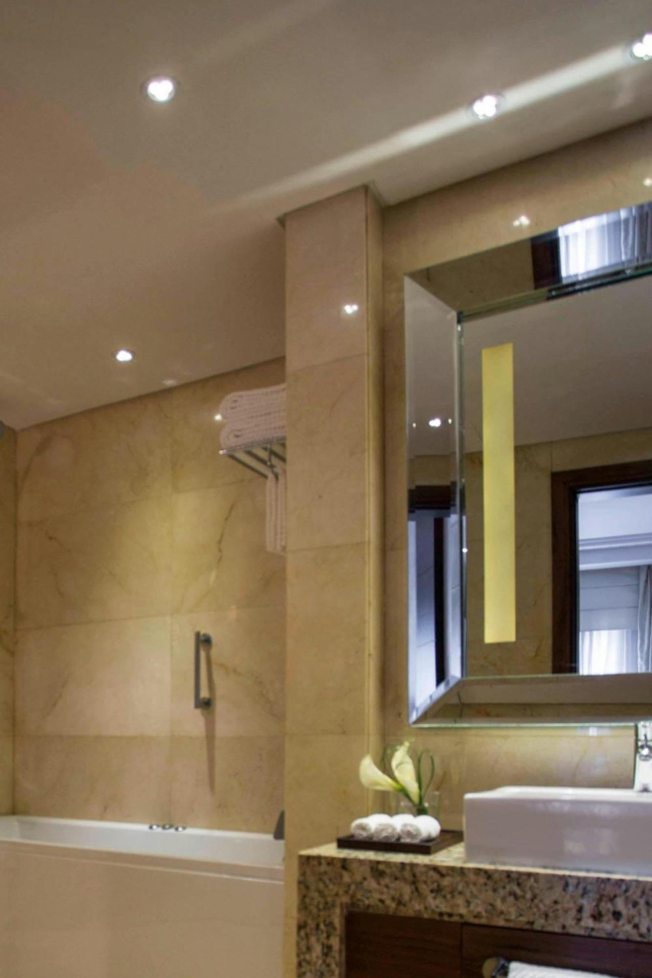 Renaissance Mirage City Otel