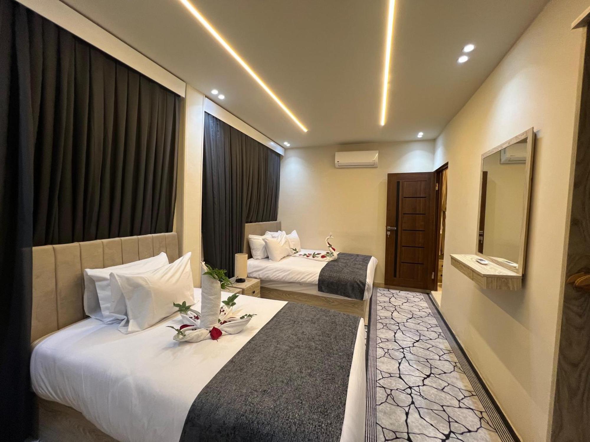 Hotel Scarab Pyramids View Cairo