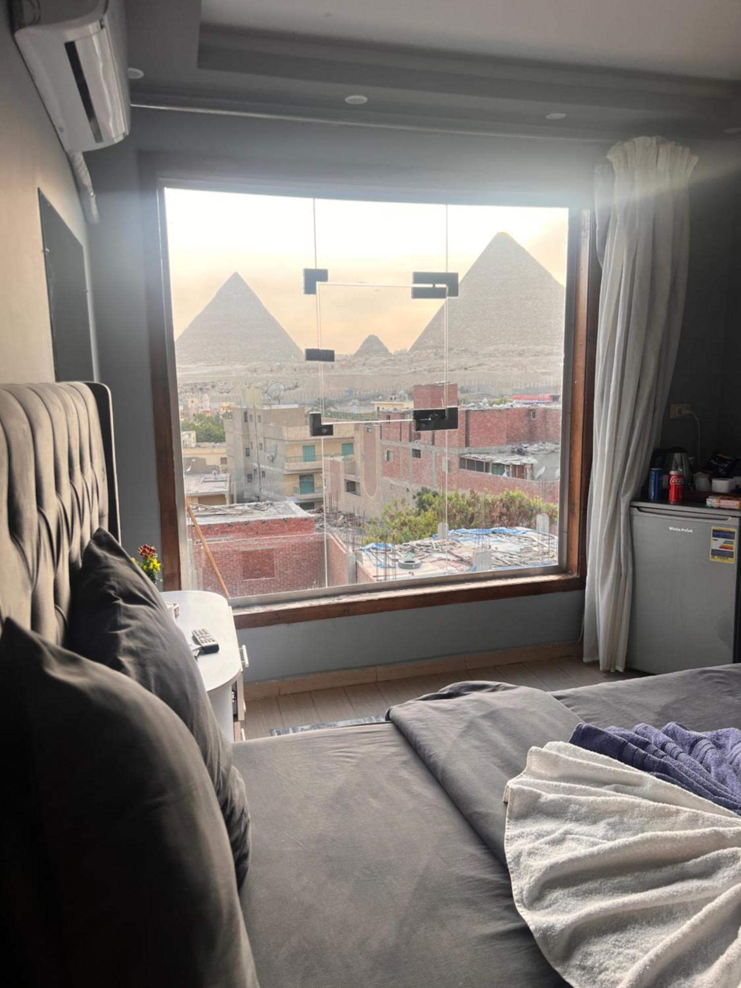 Pyramids 4*