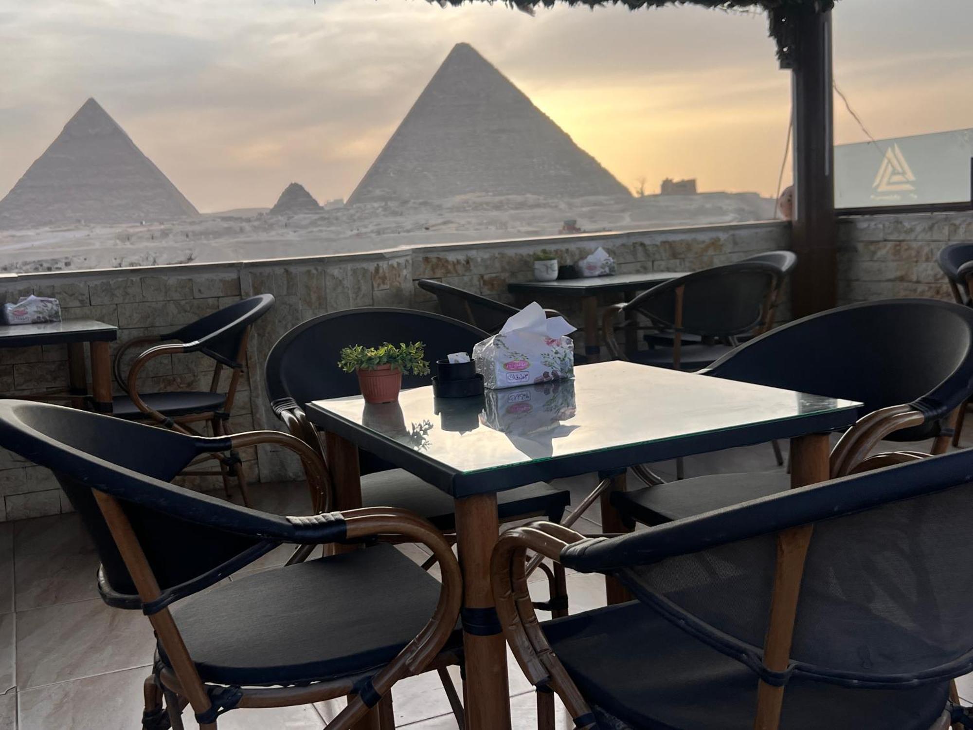 Pyramids 4*