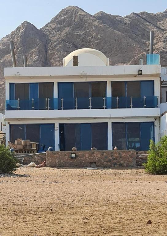 Luxurious Beachfront With Private Pool & Jacuzzi In Villa