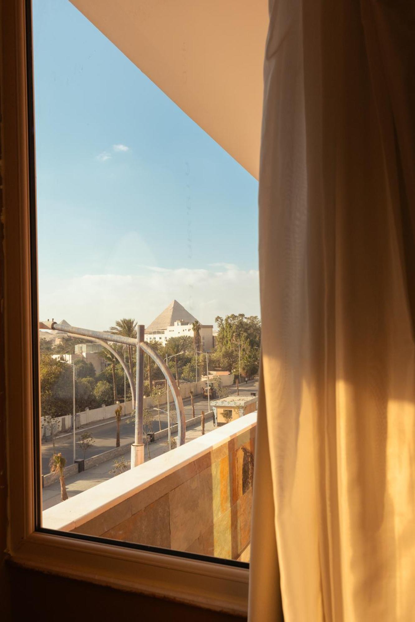 Almas Pyramids Otel
