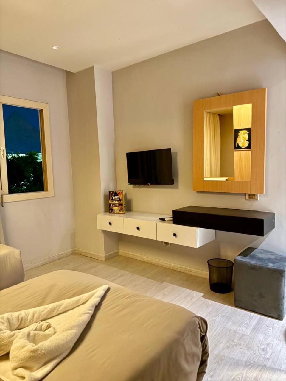 Aten Pyramids View Hotel 4*