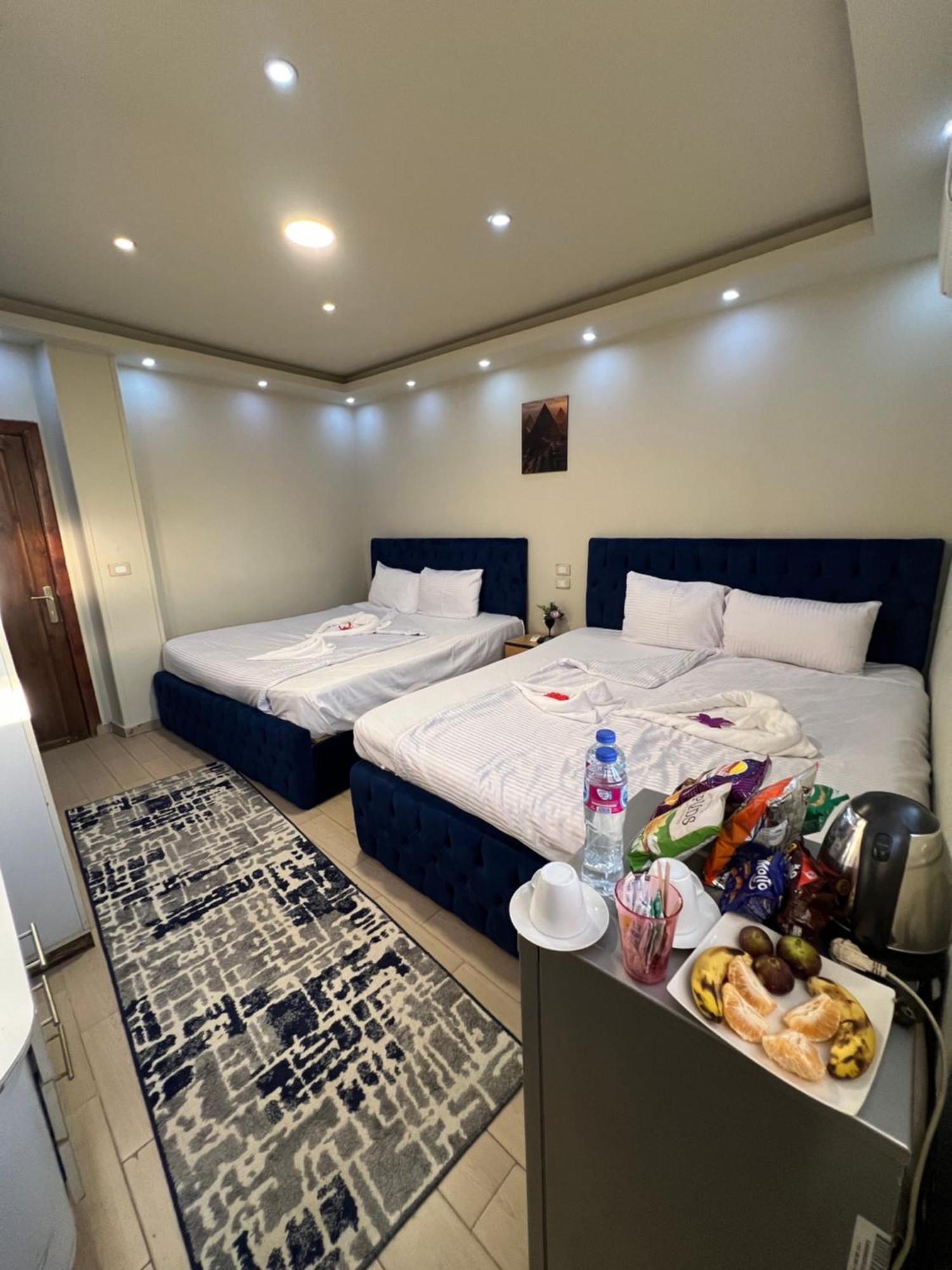 Amigo Pyramids Al Kawm al Akhdar