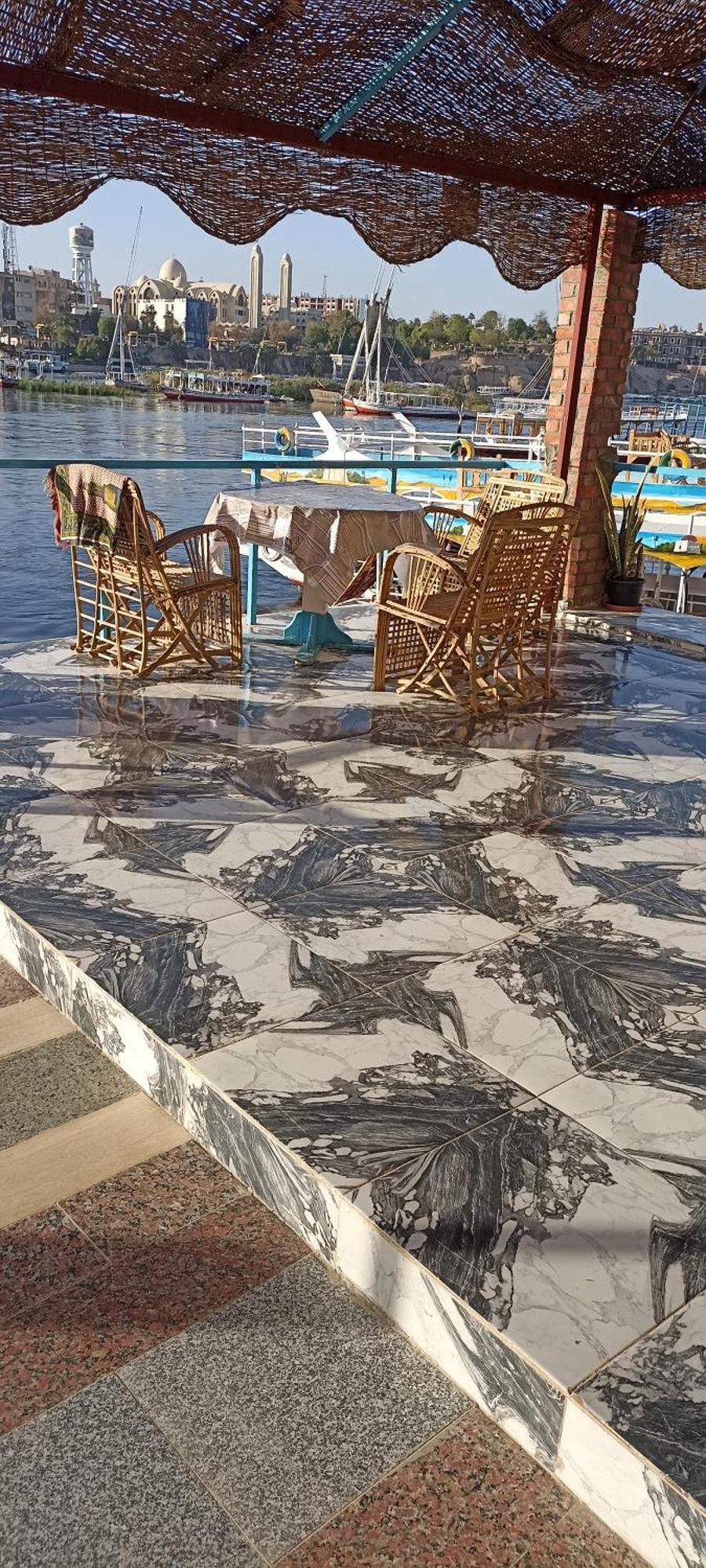 Awi * Aswan