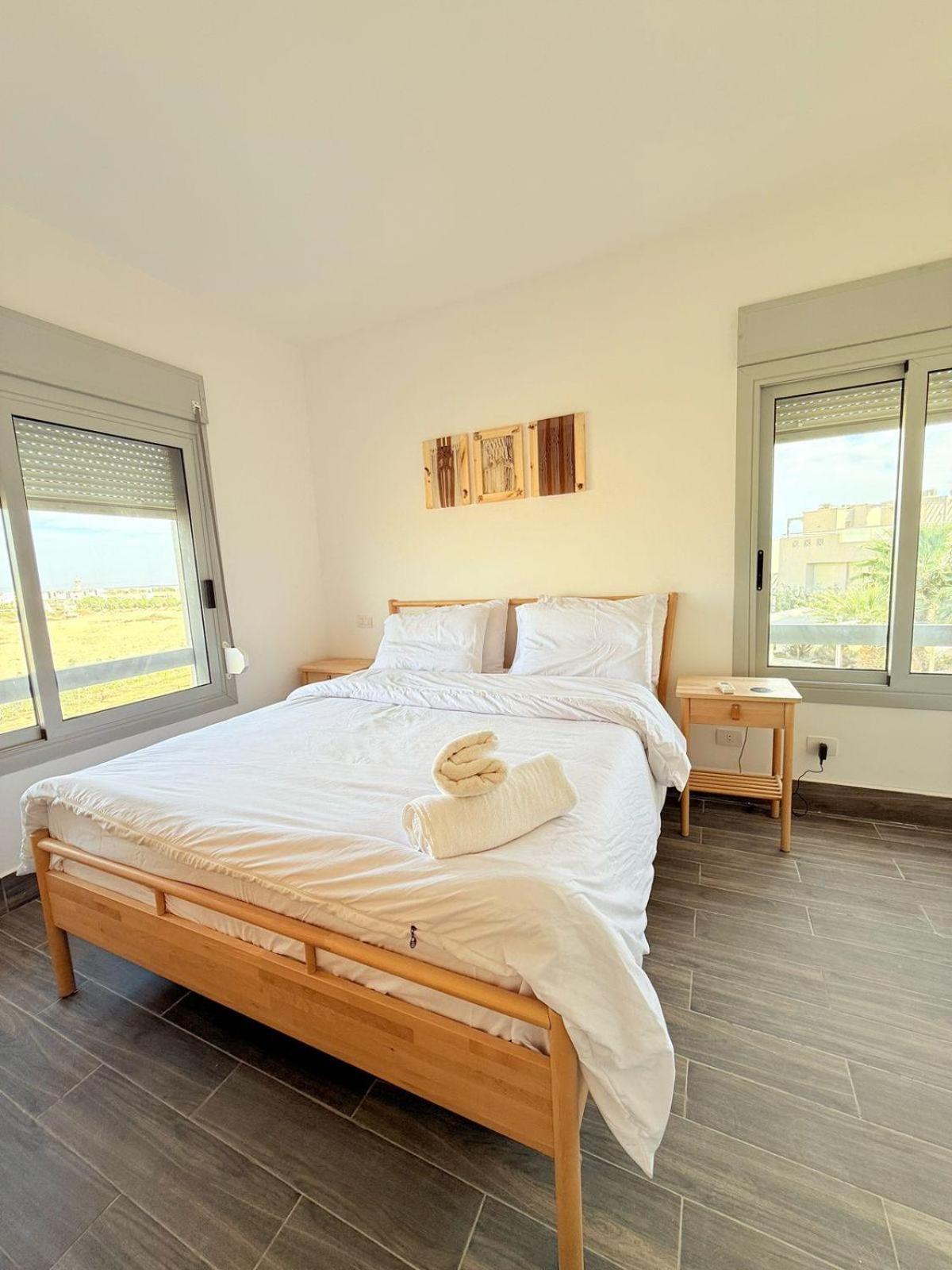 2-br Direct To The Pools Einbay *