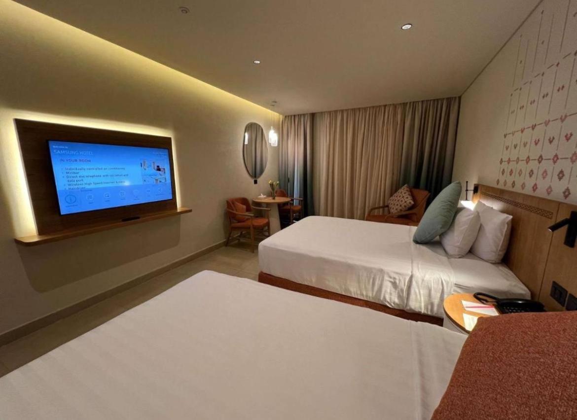Moonlight Pyramids View 4*
