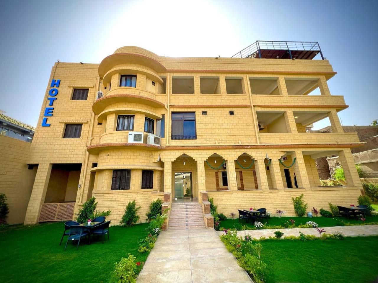 Turquoise Pyramids Gate Centre 3*