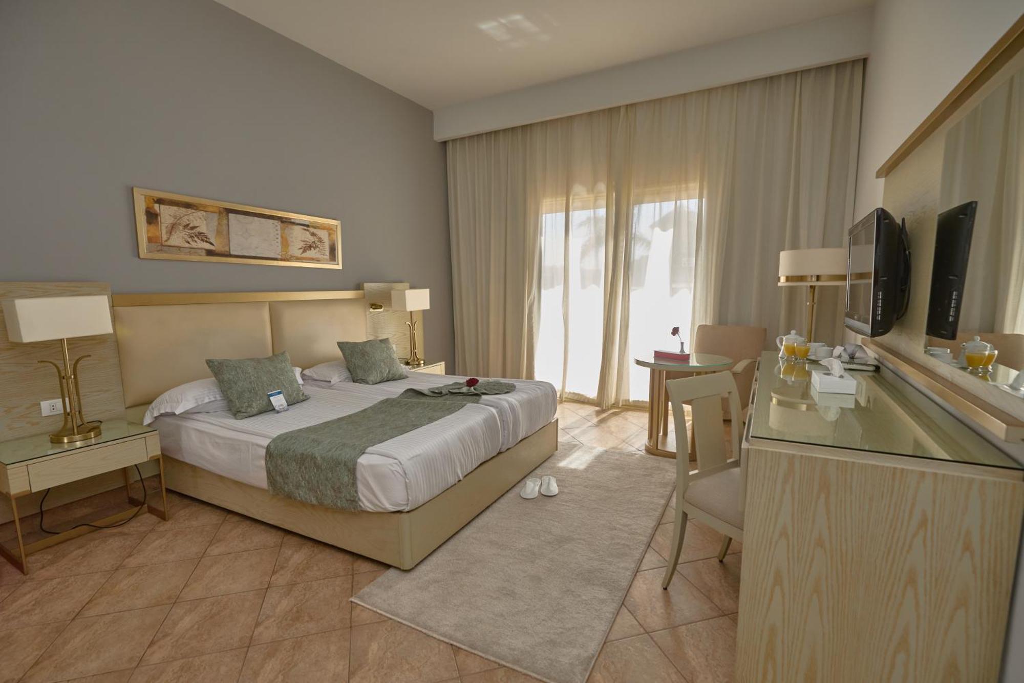Swiss Pyramids Golf 5*
