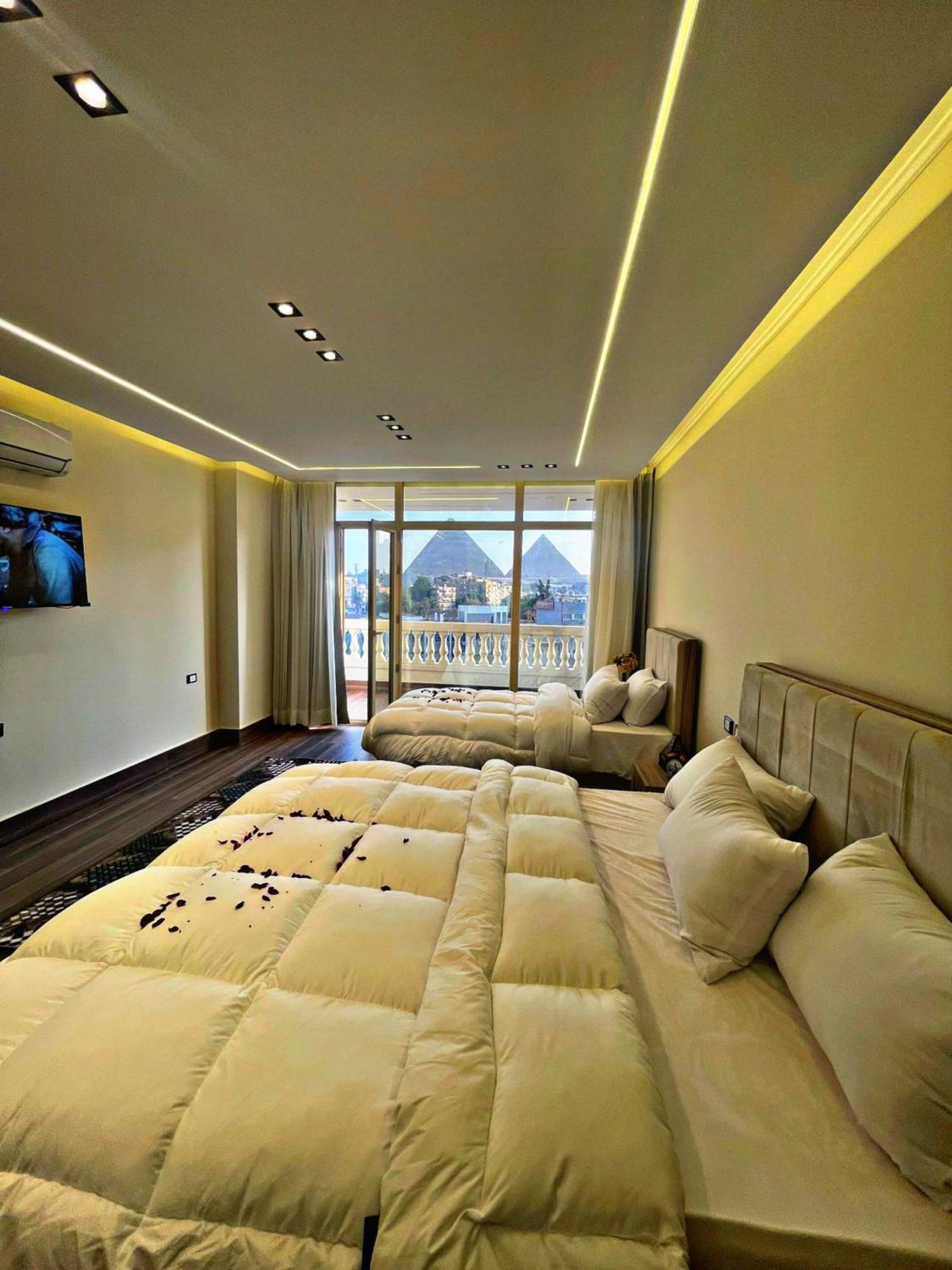 Hotel Roone Pyramids View